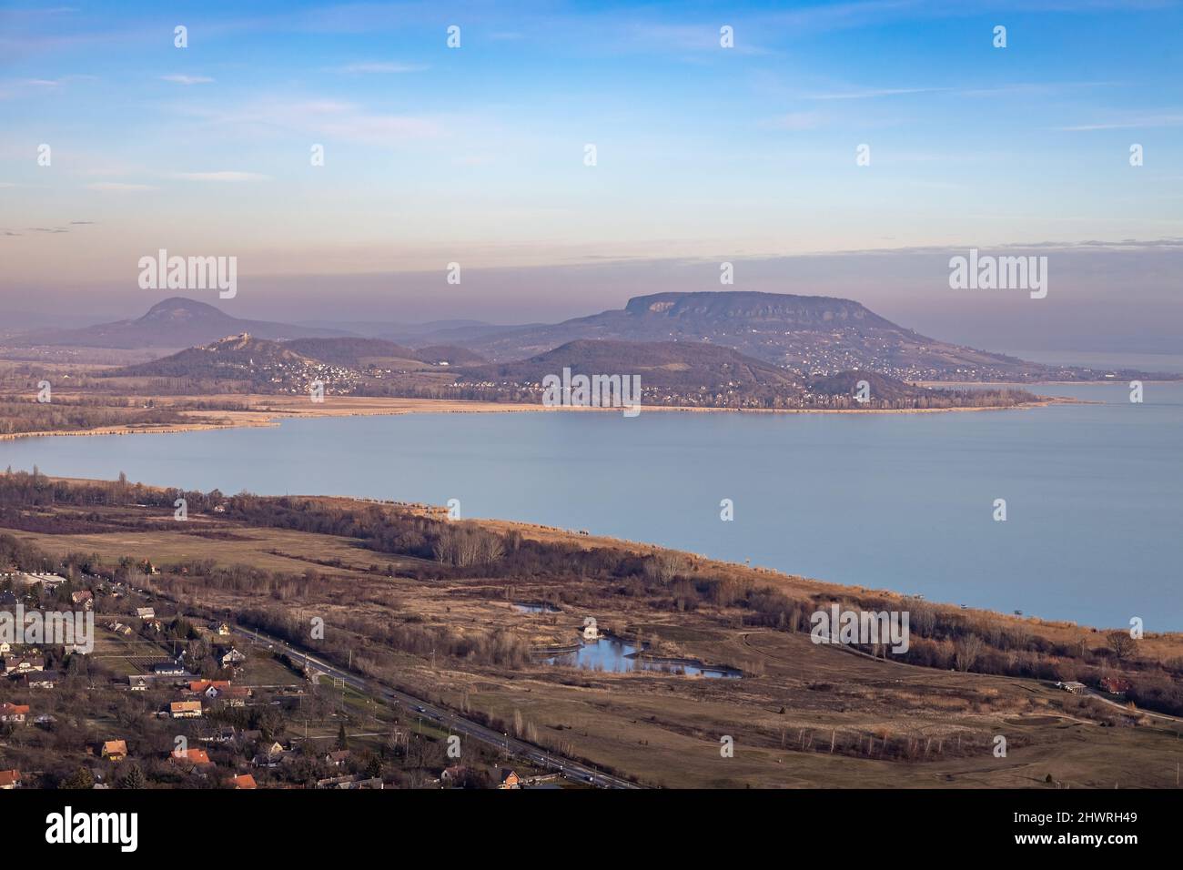 Bellissima la luce del tramonto sul lago Balaton di Ungheria Foto Stock