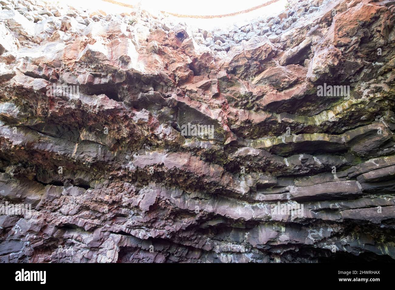 strati di roccia che mostrano il raffreddamento della lava per fare tunnel jameos del agua lanzarote, isole canarie, spagna Foto Stock