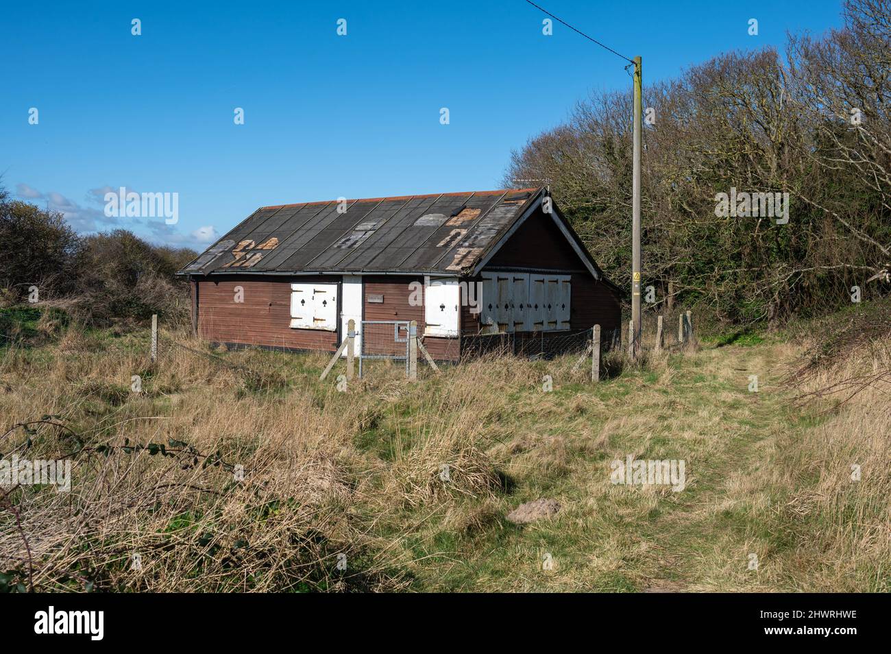 Derelitto casa di vacanza in legno spiaggia costiera in stato di disriparazione Foto Stock