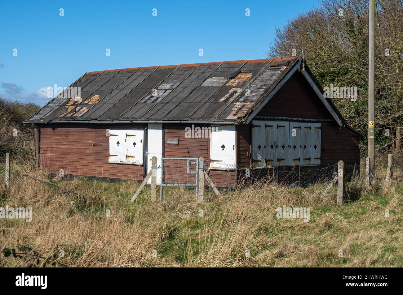 Derelitto casa di vacanza in legno spiaggia costiera in stato di disriparazione Foto Stock