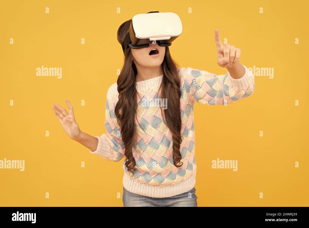 stupita ragazza teen indossare occhiali vr utilizzando la tecnologia per l'istruzione in realtà virtuale, mondo virtuale. Foto Stock
