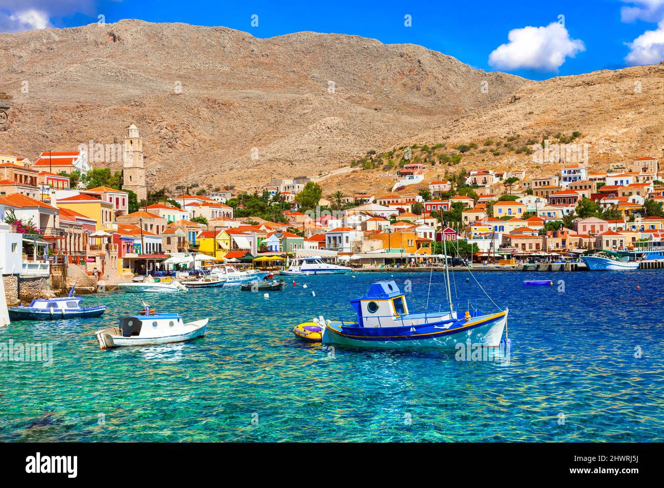 Villaggi tradizionali di pescatori della Grecia - incantevole isola di Chalki (Halki) nel Dodecaneso. Vista con barche tipiche e case colorate Foto Stock