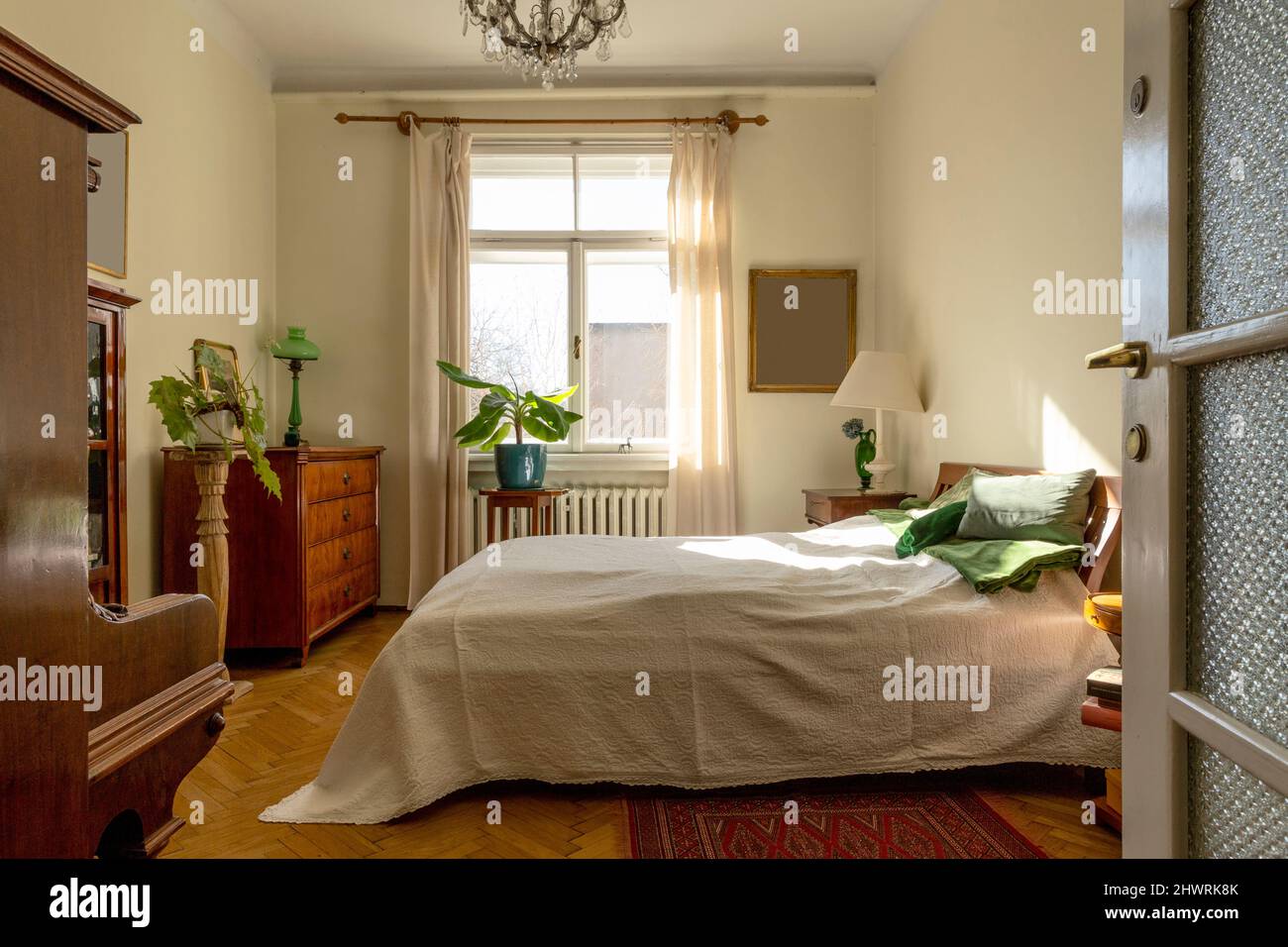 Camera da letto di lusso con mobili d'antiquariato di design interno Foto Stock