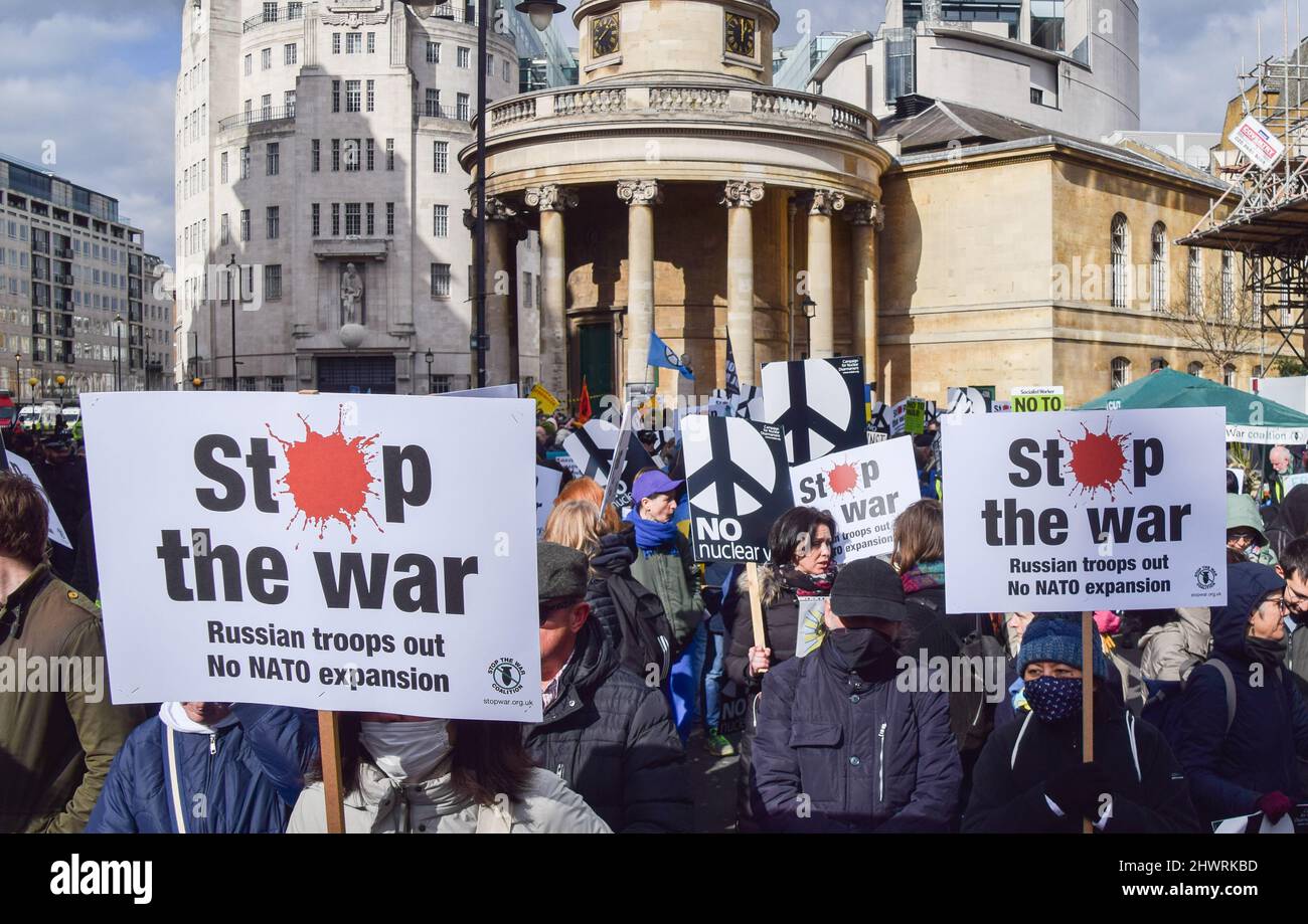 Londra, Regno Unito. 6th marzo 2022. i manifestanti marciano vicino alla sede della BBC. I manifestanti anti anti della guerra hanno marciato attraverso il centro di Londra per protestare contro la guerra in Ucraina, l'espansione della NATO e la guerra nucleare. Foto Stock