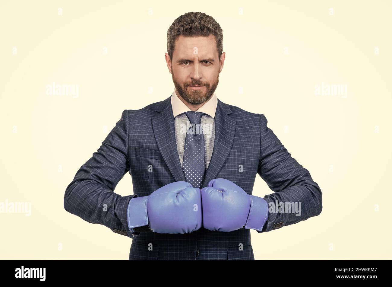Ill bussa voi fuori. I boss seri indossano guanti da boxe. Concorso di pugilato. Rivalità aziendale Foto Stock