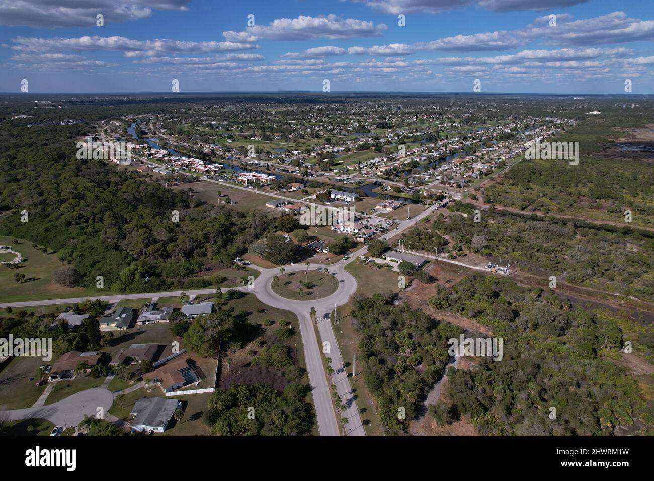 Vista aerea di Sunset Road e Cougar Way Circle in rotonda Florida sullo sfondo è il golfo del Messico e Placida Fl. Preso 2021 giugno. Foto Stock