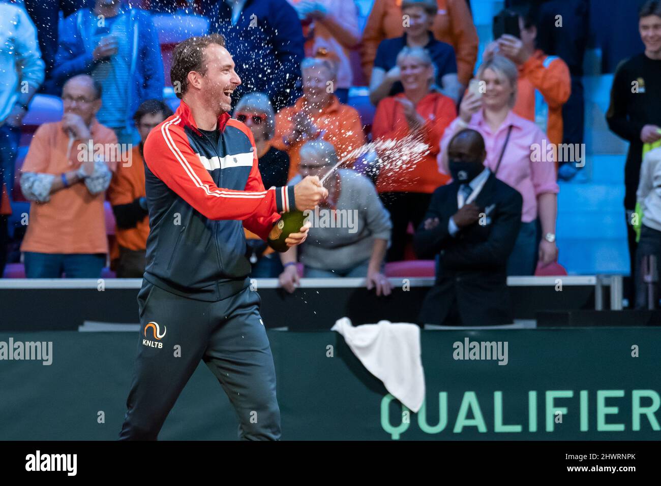 DEN HAAG, PAESI BASSI - 5 MARZO: Matwe Middelkoop dei Paesi Bassi celebra la vittoria contro il Canada durante il concorso di qualificazione della Coppa Davis 2022 tra Paesi Bassi e Canada allo Sportcampus Zuiderpark il 5 marzo 2022 a Den Haag, Paesi Bassi (Foto di Rob Sebel/Orange Pictures) Foto Stock