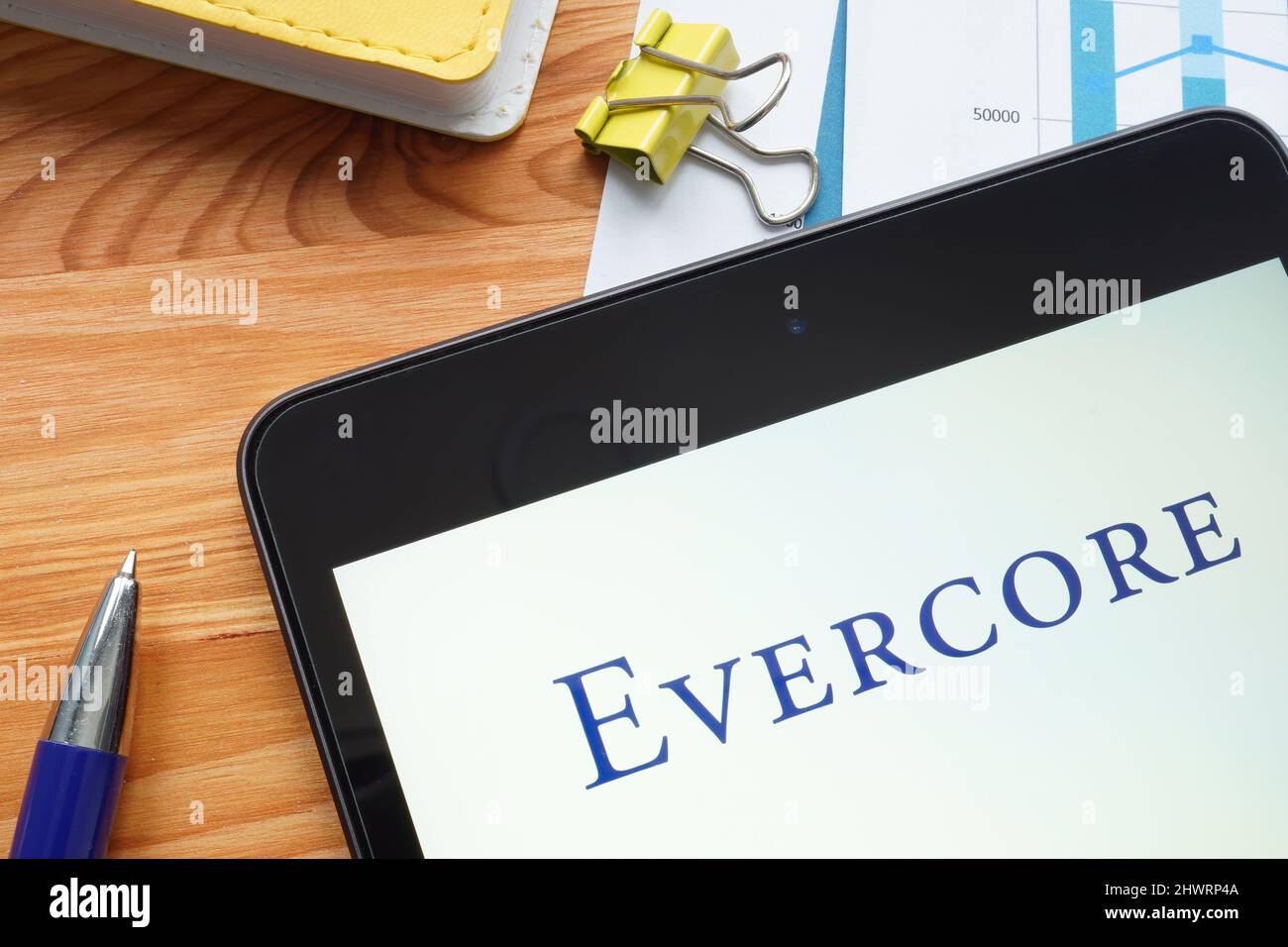 KIEV, UCRAINA - 27 gennaio 2022. Tablet con logo Evercore inc. Foto Stock