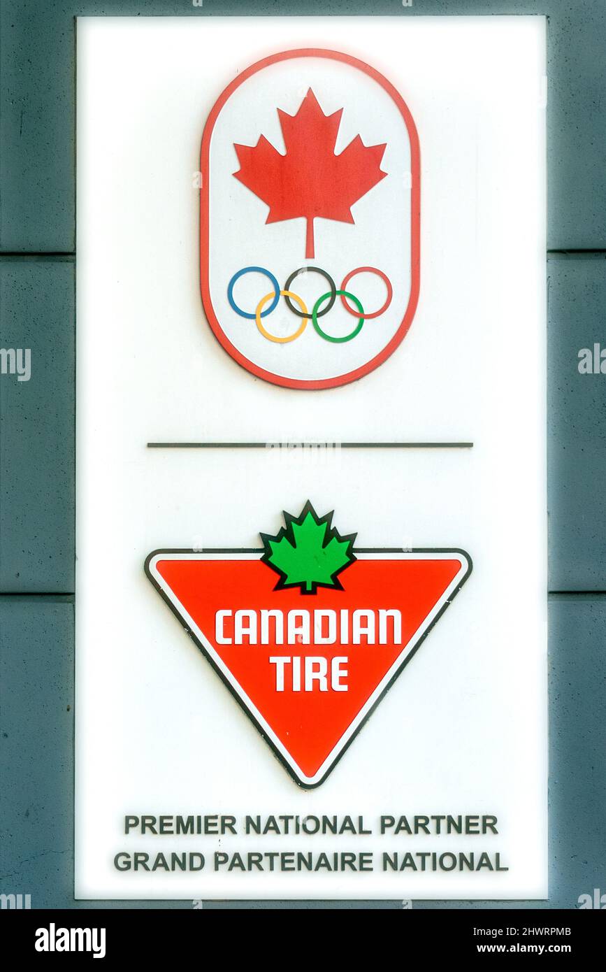 Toronto, Canada - 7 marzo 2022: Segno di affari che annuncia che Canadian Tire è un socio Premier del Comitato Olimpico Canadian. Foto Stock