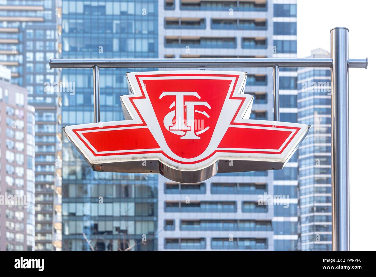 Toronto, Canada - 7 marzo 2022: Segno o il logo della TTC o della Toronto Transit Commission che è il più grande sistema di trasporto pubblico nel conto Foto Stock