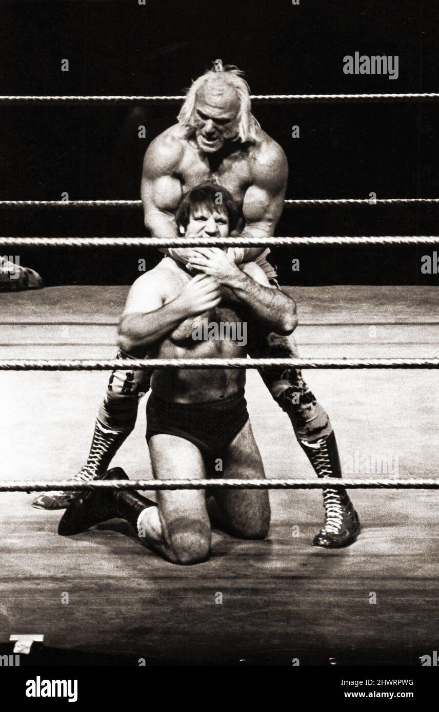 Bruno Sammartino & Muscle Superstar Billie Graham durante la partita al Nassau Coliseum di Long Island. A metà del 1970s. Foto Stock