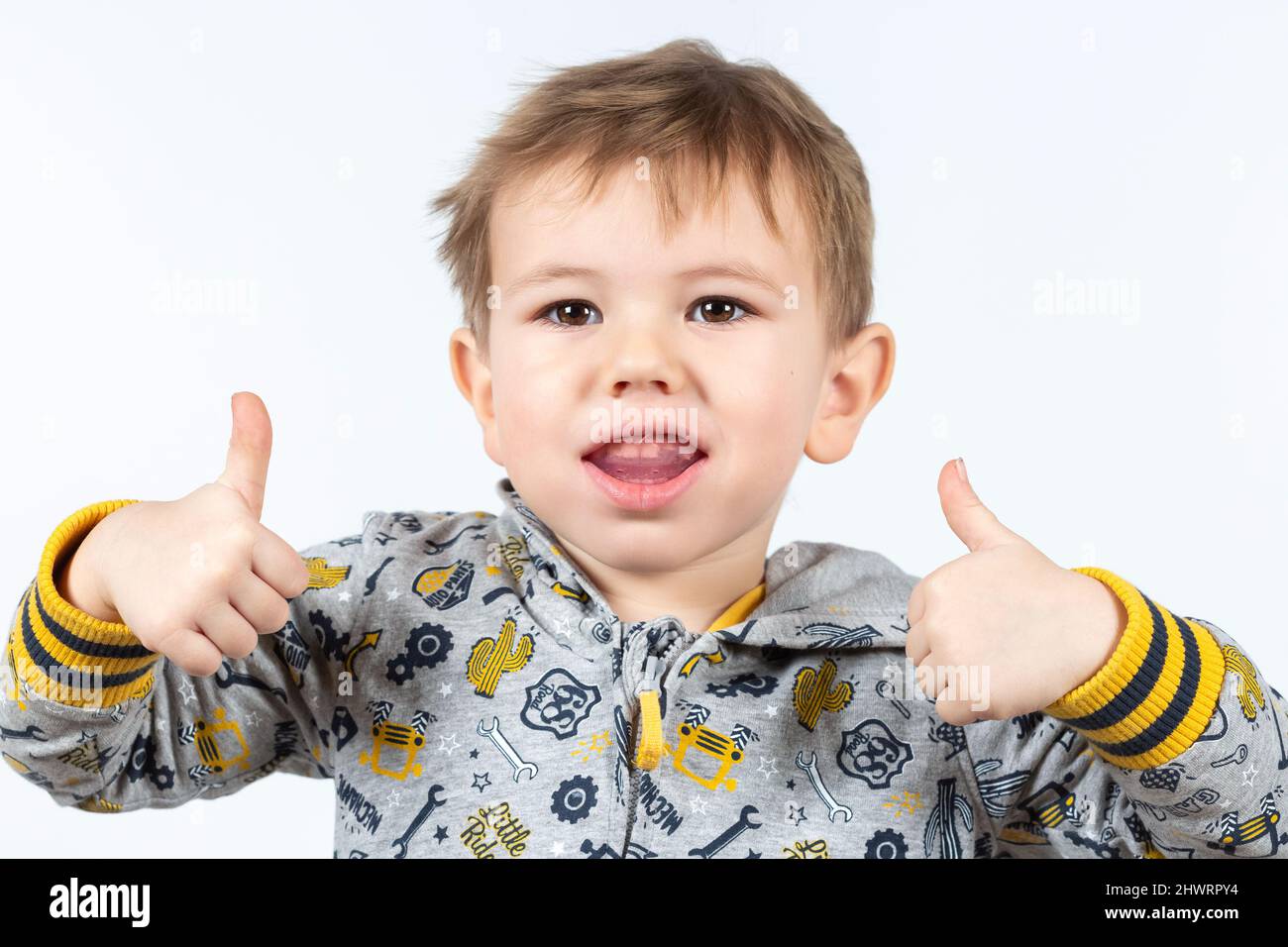 Carino caucasico ragazzo mostra myofunctional addestratore. Tariner dentale è fatto per contribuire a equalizzare i denti crescenti e morso corretto, sviluppare bocca respirando ha Foto Stock