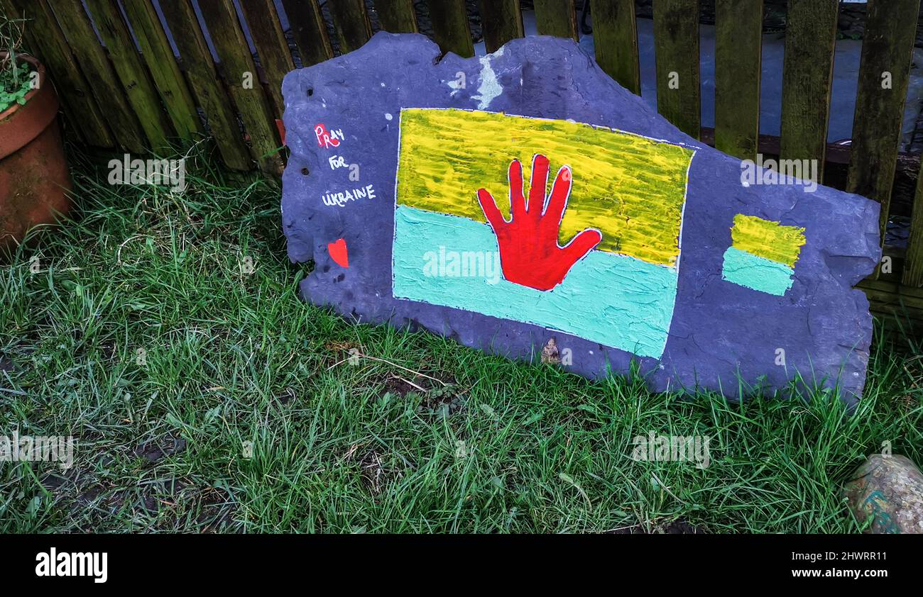 Decorazione fatta in casa all'esterno di un giardino a sostegno dell'Ucraina. Foto Stock