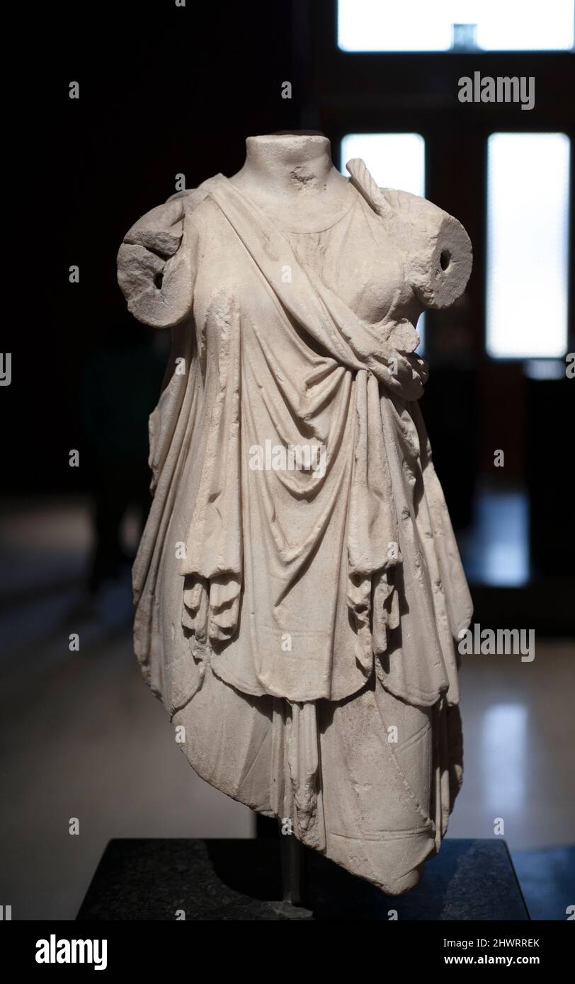 Statua di una donna danzante della città antica di Pergamon, metà del 2nd a.C. Museo Archeologico di Istanbul, Turchia. Foto Stock