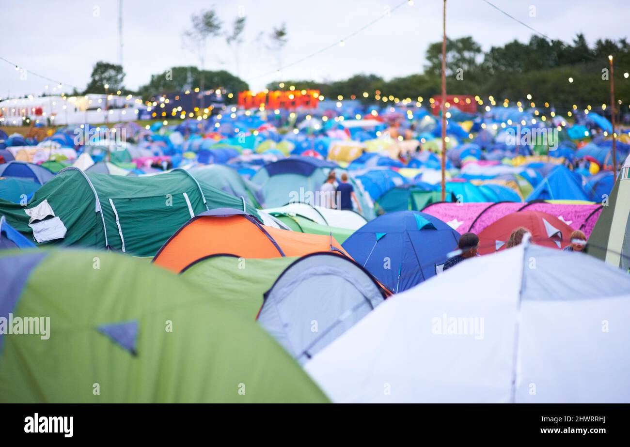 Tenda città. Shot di un campeggio pieno di tende colorate in un festival all'aperto. Foto Stock