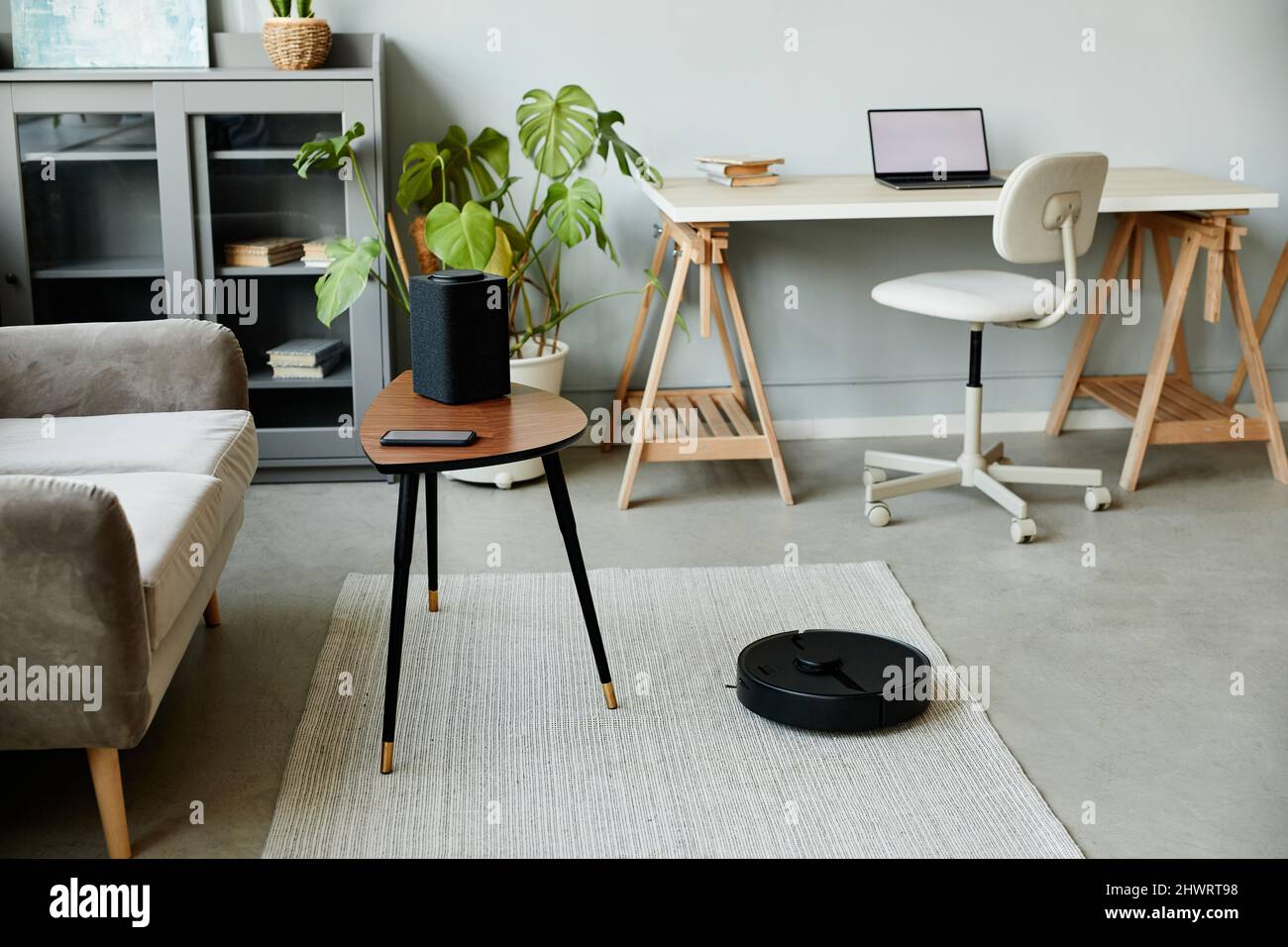 Immagine di sfondo di interni domestici minimal con dispositivi intelligenti e spazio per le copie Foto Stock