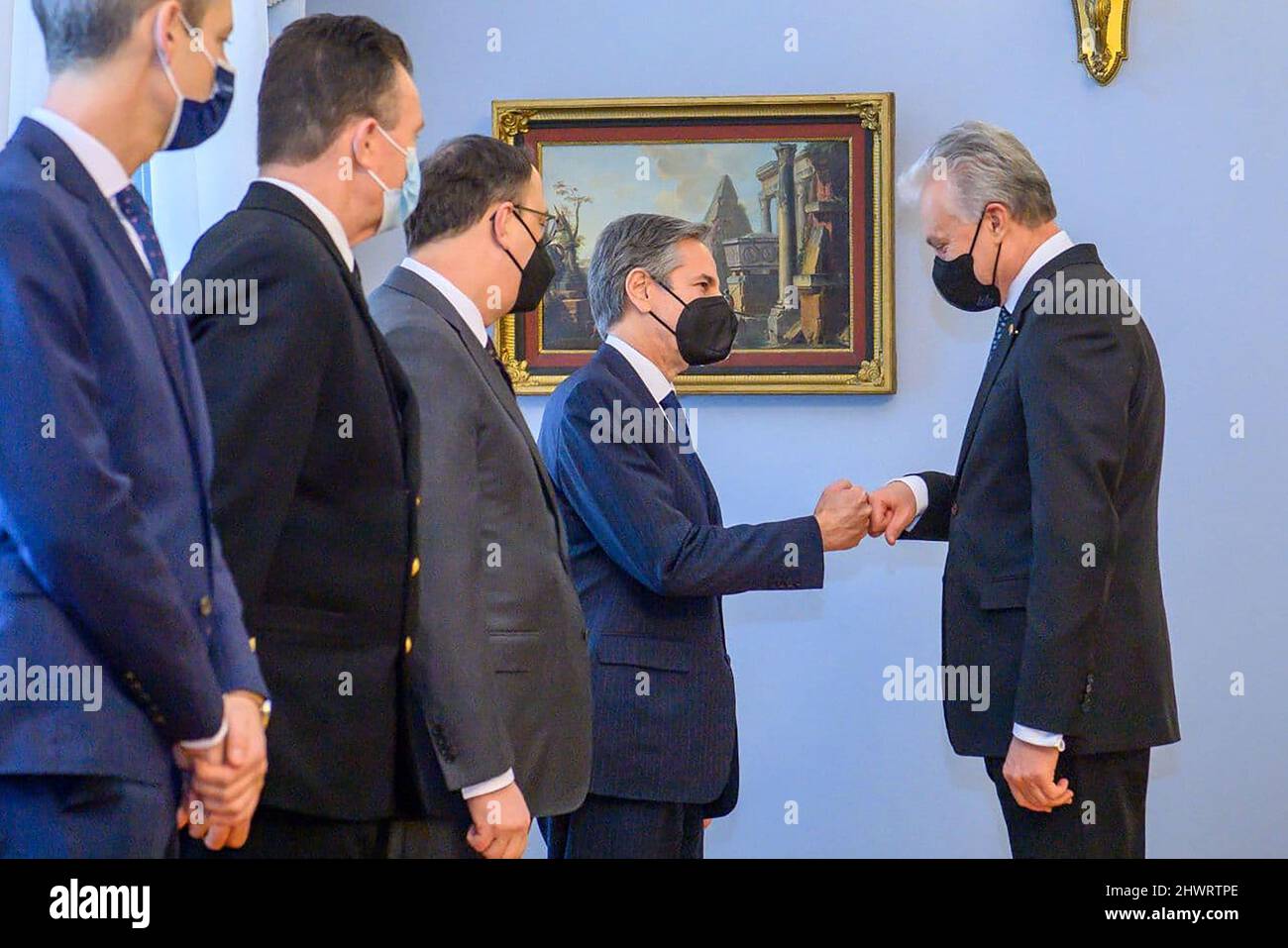 Vilnius, Lituania. 07th Mar 2022. Il Segretario di Stato degli Stati Uniti Antony Blinken (L) e il Presidente lituano Gitanas Nauseda (R) si salutano a Vilnius, Lituania, lunedì 7 marzo 2022. Nauseda e Blinken hanno discusso dell'invasione militare della Russia in Ucraina, dell'assistenza all'Ucraina, della situazione della sicurezza in Europa e del rafforzamento delle capacità di difesa della NATO negli Stati baltici, compresa la presenza militare degli Stati Uniti nella regione. Foto di Ufficio Presidenziale lituano/ credito: UPI/Alamy Live News Foto Stock