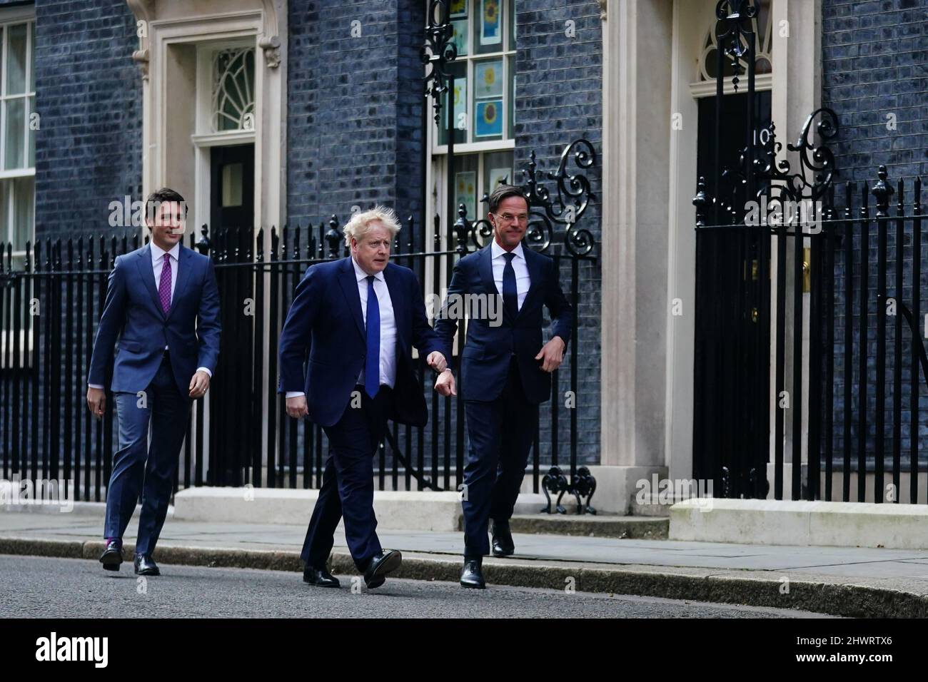 (Da sinistra a destra) il primo ministro canadese Justin Trudeau, il primo ministro Boris Johnson e il primo ministro olandese Mark Rutte fuori 10 Downing Street, Londra. Data foto: Lunedì 7 marzo 2022. Foto Stock