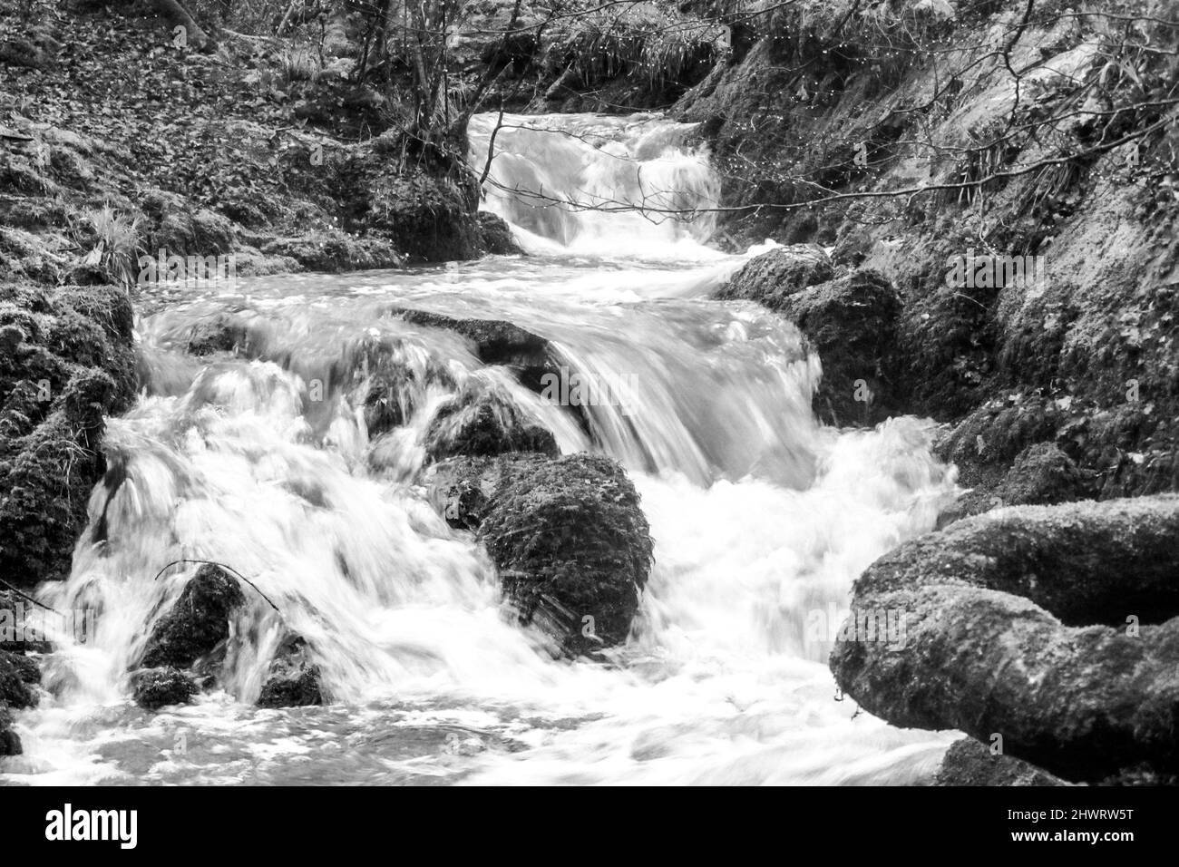 Una piccola cascata nel Lake District nel Lake District Foto Stock