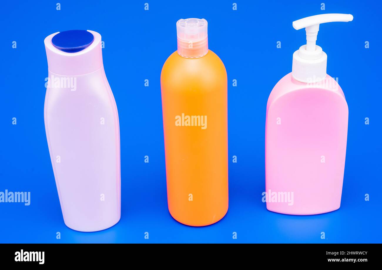 Contenitori in plastica ricaricabile per confezionamento cosmetico liquido  in HDPE con fondo blu multicolore, flaconi Foto stock - Alamy