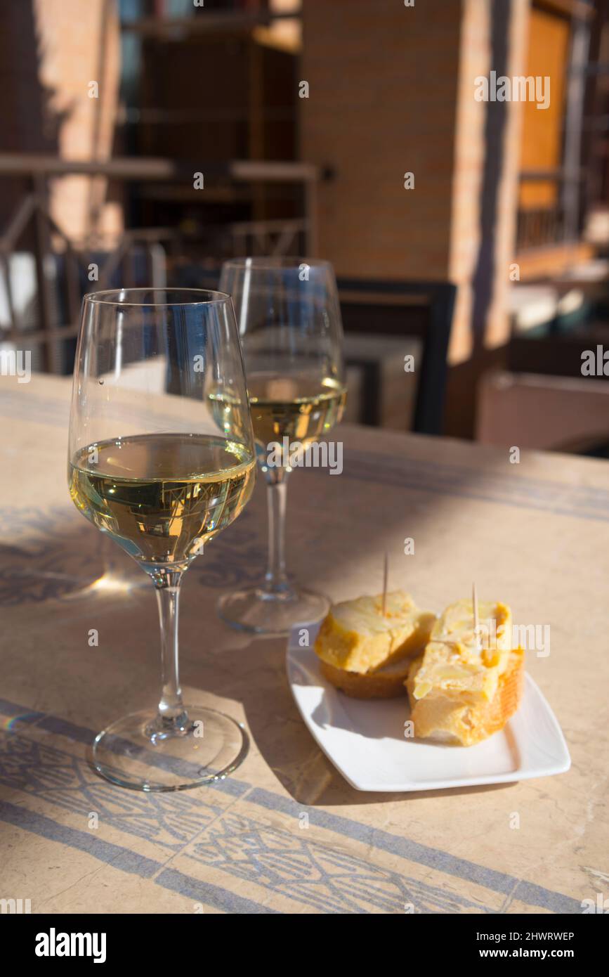 Due bicchieri di vino bianco con tapa. Spagna. Foto Stock