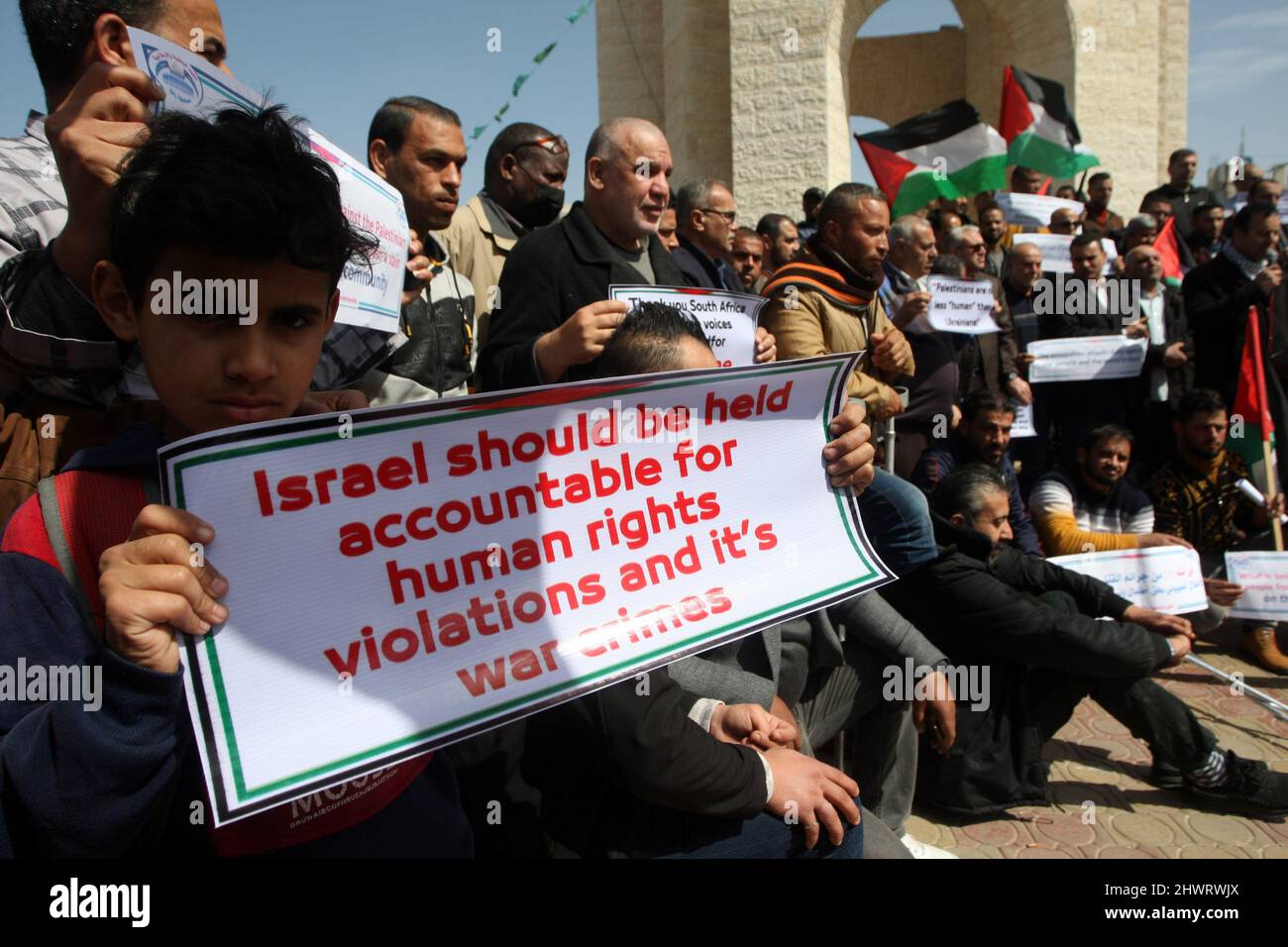 Rafah, Gaza. 07th Mar 2022. I palestinesi sollevano cartelli durante un raduno che chiede il sostegno internazionale ai palestinesi contro Israele al campo profughi di Rafah nella striscia di Gaza lunedì 7 marzo 2022. I cartelli sono simili a quelli mostrati per gli ucraini contro la Russia. Foto di Ismael Mohamad/UPI Credit: UPI/Alamy Live News Foto Stock