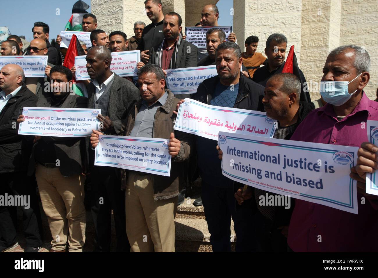 Rafah, Gaza. 07th Mar 2022. I palestinesi sollevano cartelli durante un raduno che chiede il sostegno internazionale ai palestinesi contro Israele al campo profughi di Rafah nella striscia di Gaza lunedì 7 marzo 2022. I cartelli sono simili a quelli mostrati per gli ucraini contro la Russia. Foto di Ismael Mohamad/UPI Credit: UPI/Alamy Live News Foto Stock