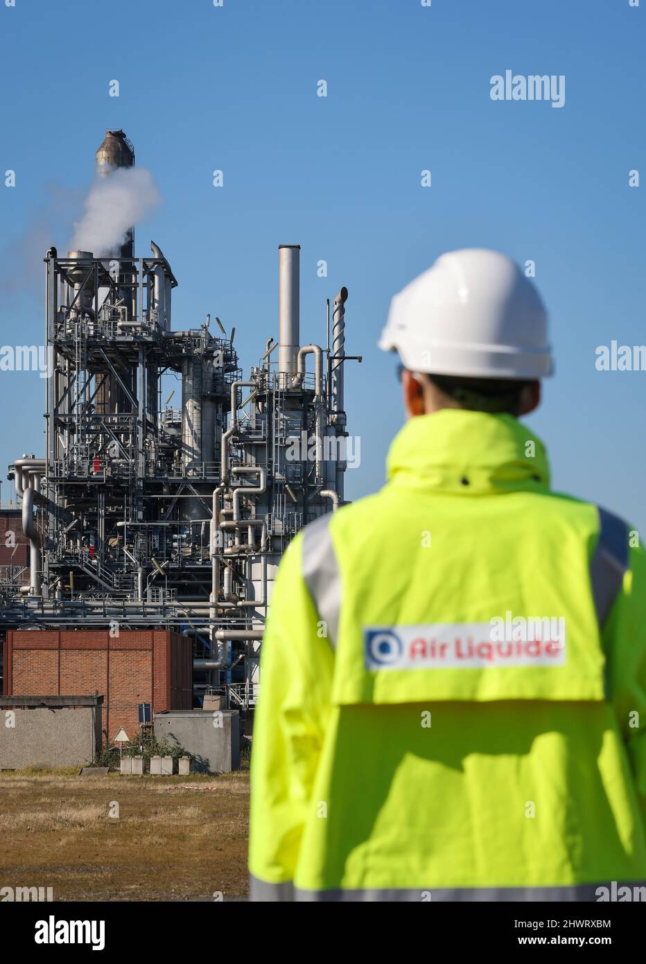 Oberhausen, Renania settentrionale-Vestfalia, Germania - Air liquide, produzione di idrogeno nel parco chimico OQ Chemicals. Dipendente liquido aria con registro aziendale Foto Stock
