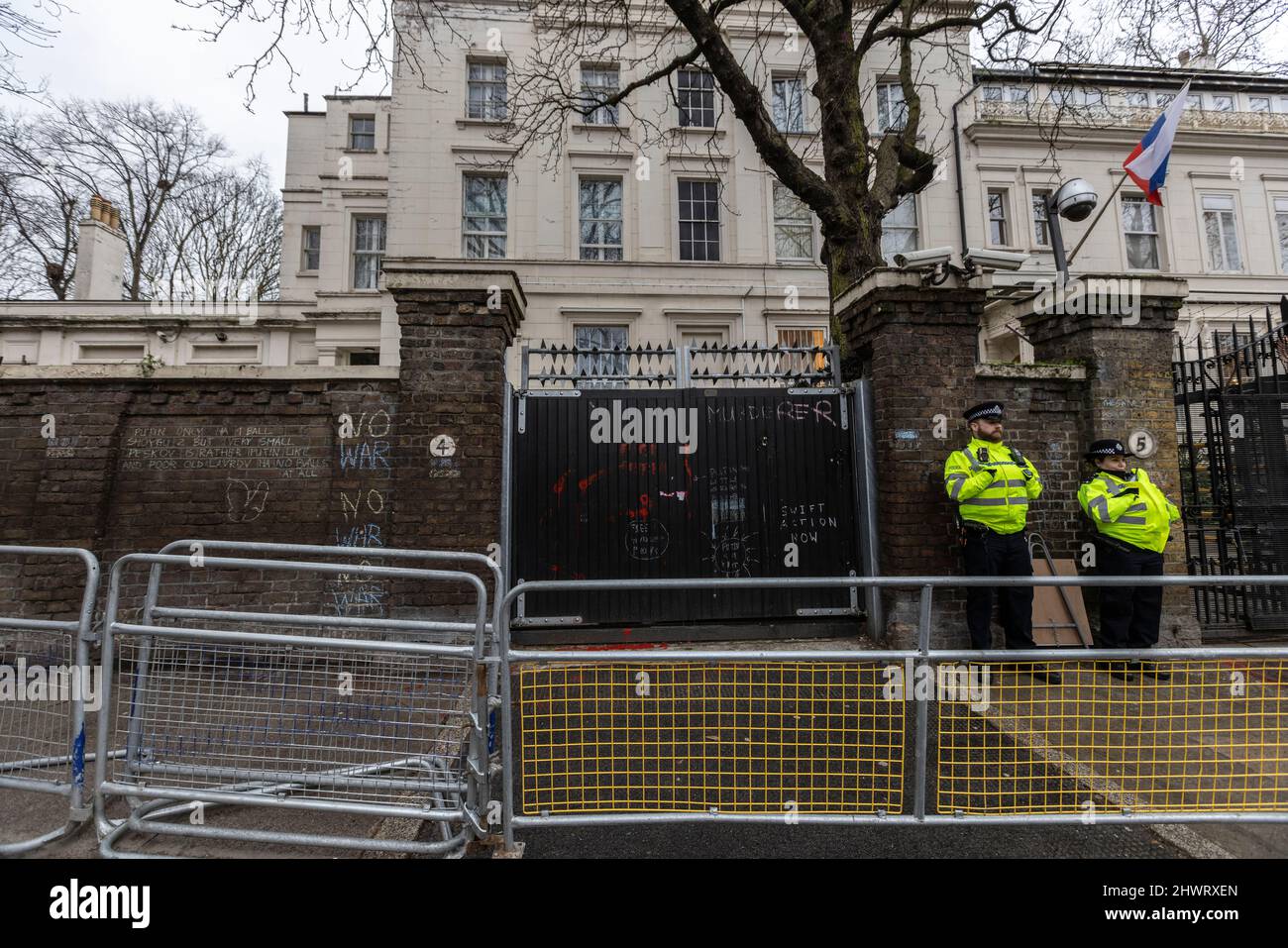 I manifestanti della guerra anti Ucraina all'Ambasciata russa, Bayswater Road, Londra, Inghilterra, Regno Unito Foto Stock