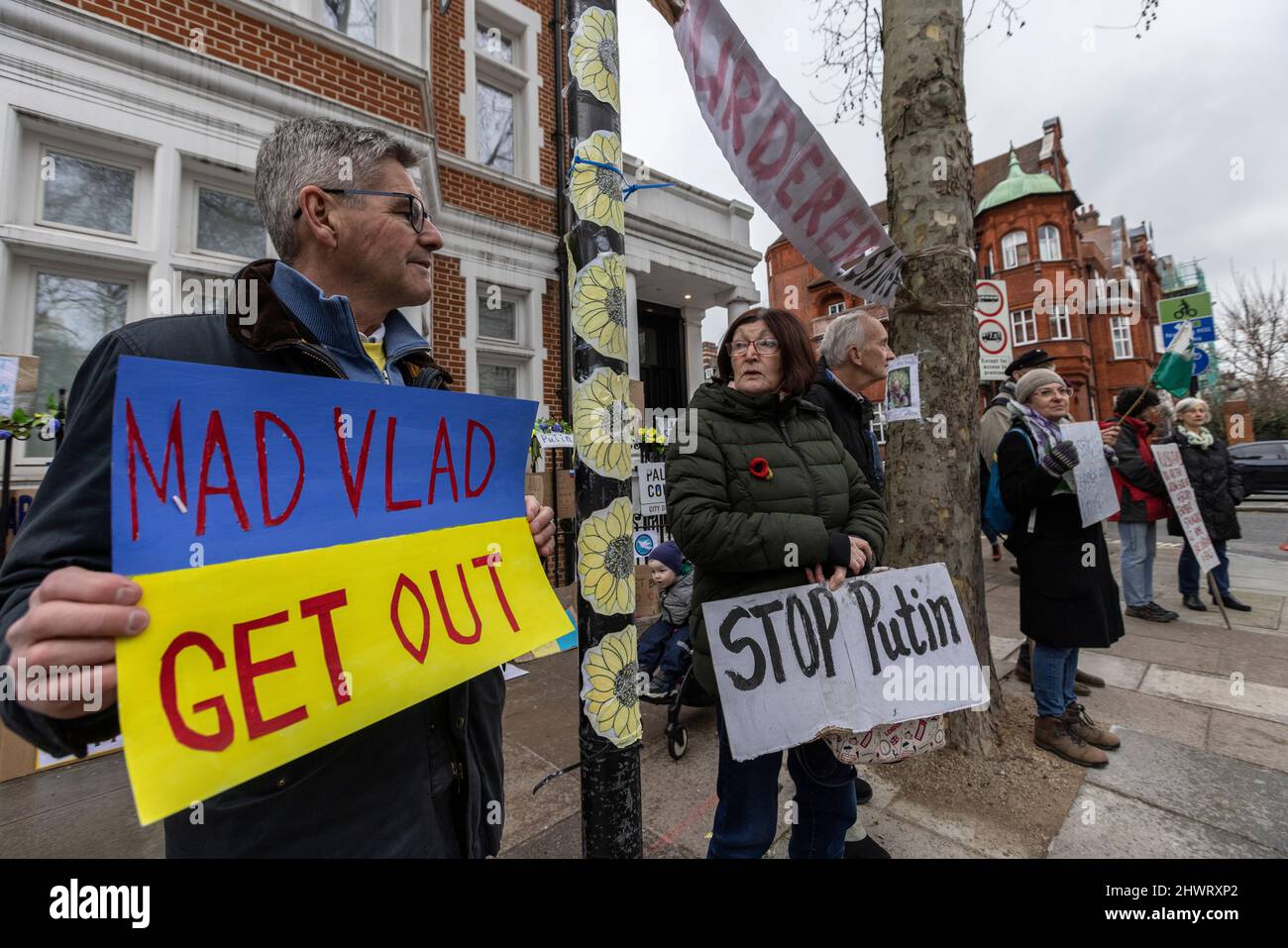 I manifestanti della guerra anti Ucraina all'Ambasciata russa, Bayswater Road, Londra, Inghilterra, Regno Unito Foto Stock
