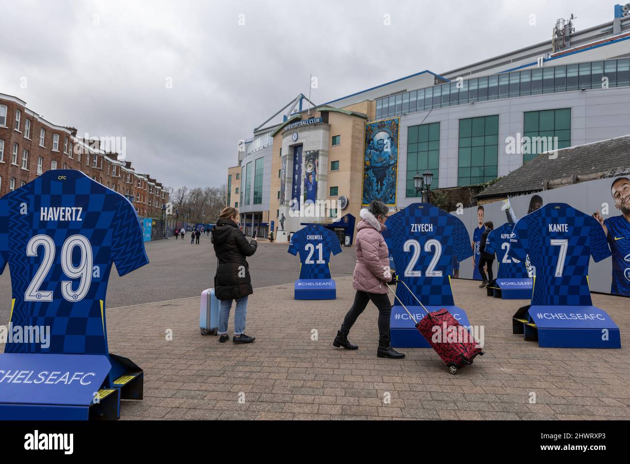 Gli appassionati di Chelsea visitano lo stadio di calcio a Stamford Bridge a Chelsea mentre la squadra si prepara a essere venduta dal proprietario russo dell'Oligarch Roman Abramovich. Foto Stock