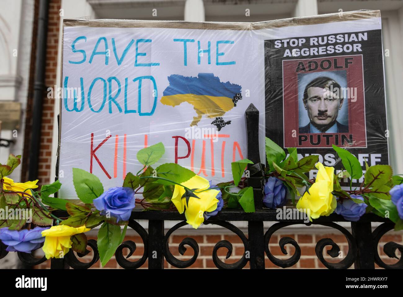 I manifestanti della guerra anti Ucraina all'Ambasciata russa, Bayswater Road, Londra, Inghilterra, Regno Unito Foto Stock