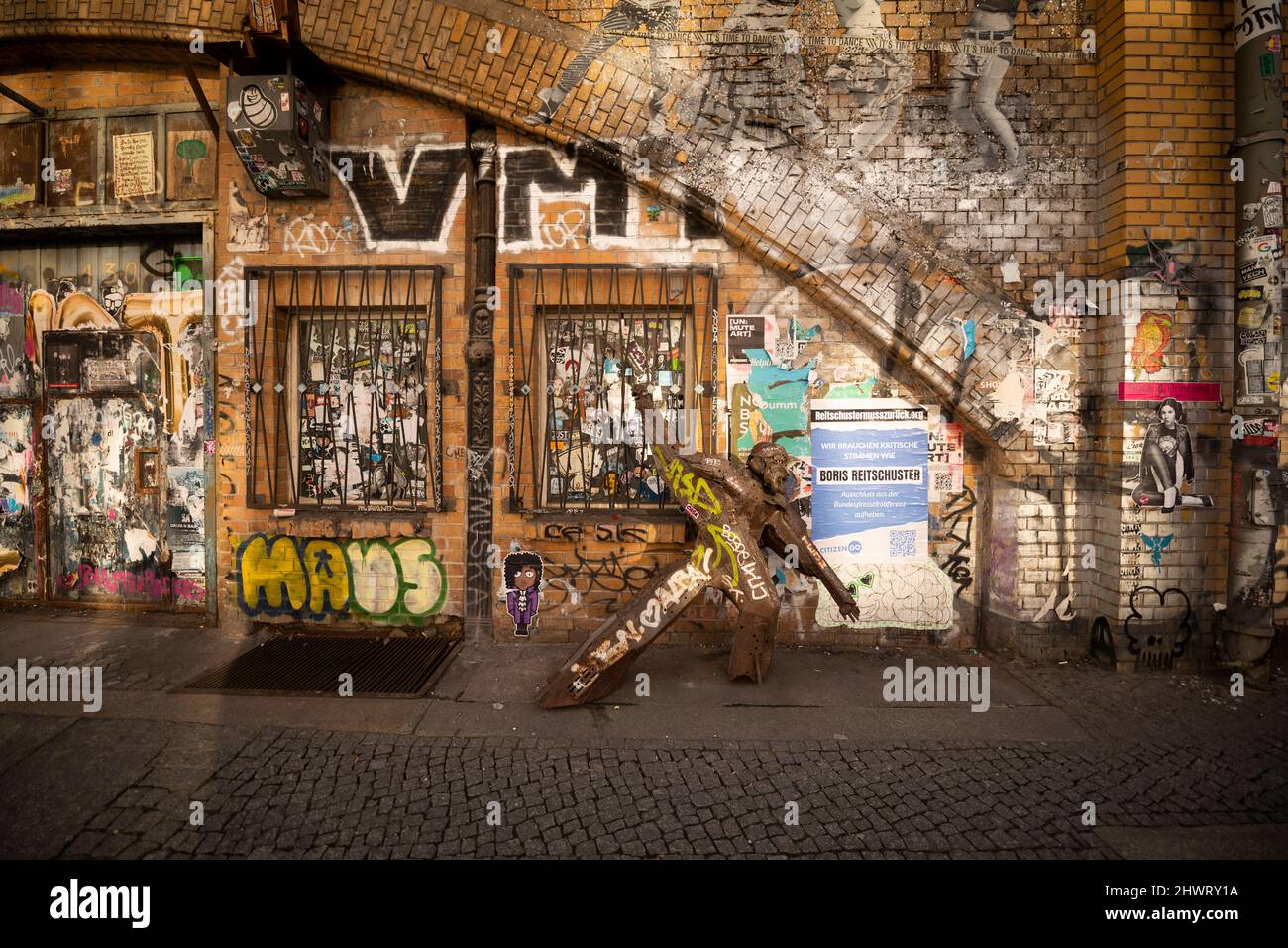 I graffiti caotici adornano la stazione di Hackescher markt a livello di strada, a livello di strada, a Berlino, in Germania. Foto Stock