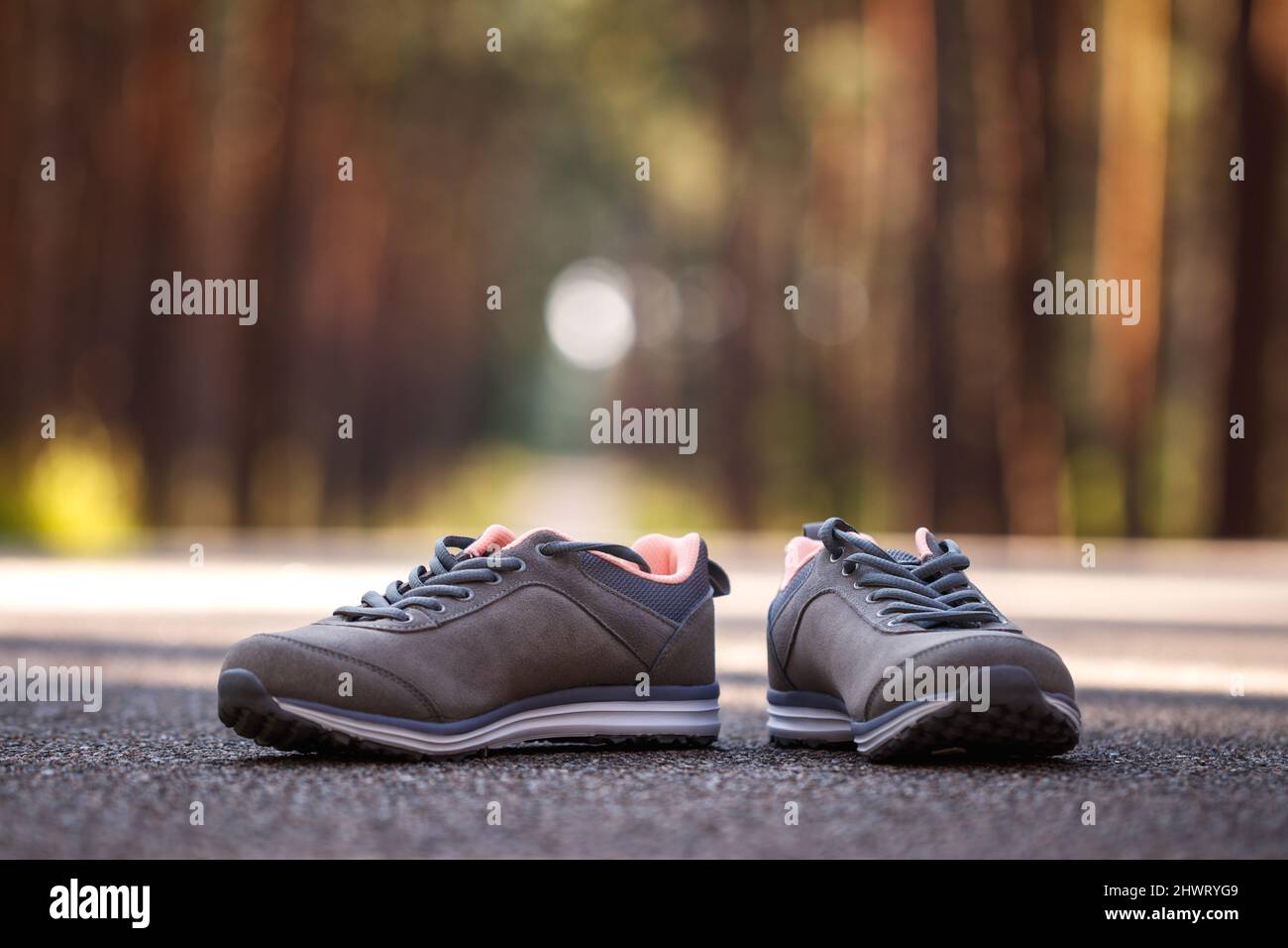 Scarpe sportive su strada. Sneaker da running grigie all'aperto. Concetto di fitness Foto Stock