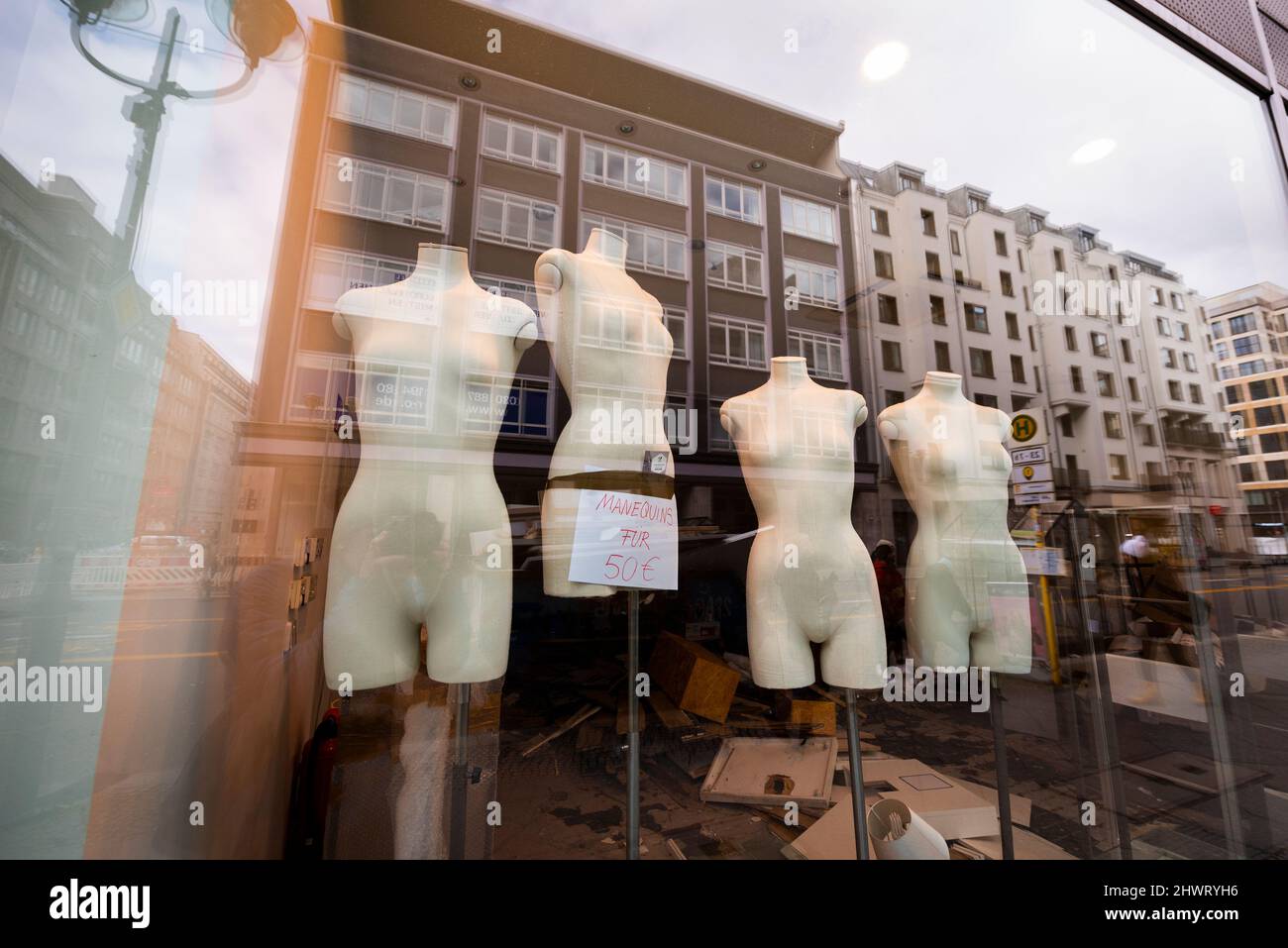 Negozio vetrina mannequins in vendita a buon mercato, a Berlino, Germania. Foto Stock