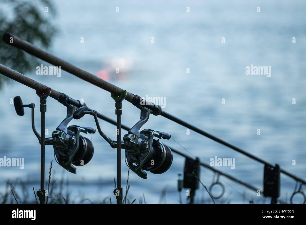 Canna da pesca al lago o riva del fiume. Cattura del pesce in natura. Close-up mulinello da pesca Foto Stock