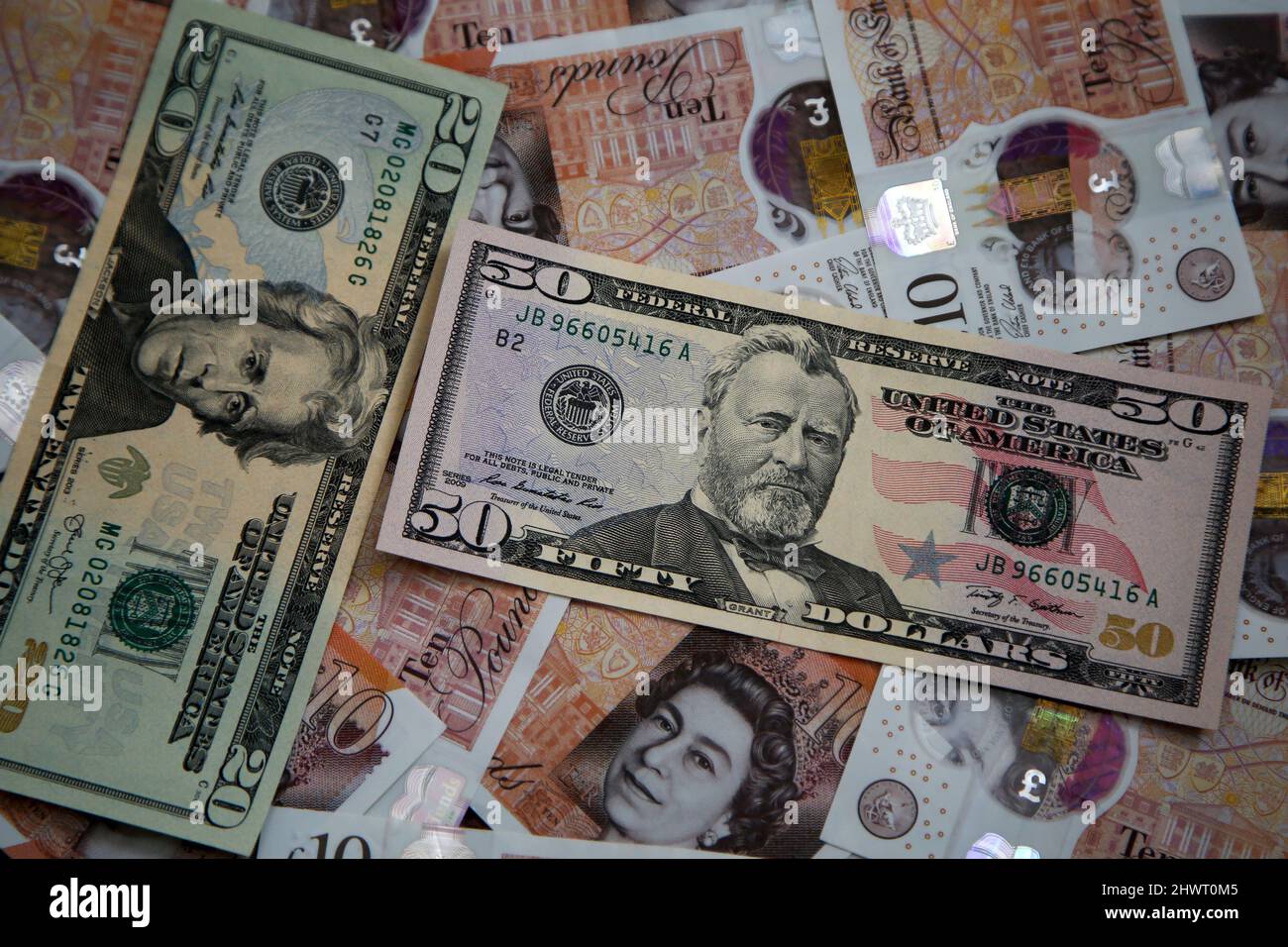 Londra, UK 7 Mar 2022 - in questa illustrazione di foto, una collezione di venti e cinquanta dollari di fatture, British dieci sterline banconote sono visualizzate. La sterlina britannica ha colpito al suo più basso contro il dollaro dal dicembre 2020 mentre RussiaÕs invasione dell'Ucraina continua. La Banca d'Inghilterra (boe) dovrebbe aumentare i tassi di interesse per un terzo tempo consecutivo più tardi questo mese. Credit Dinendra Haria /Alamy Live News Foto Stock