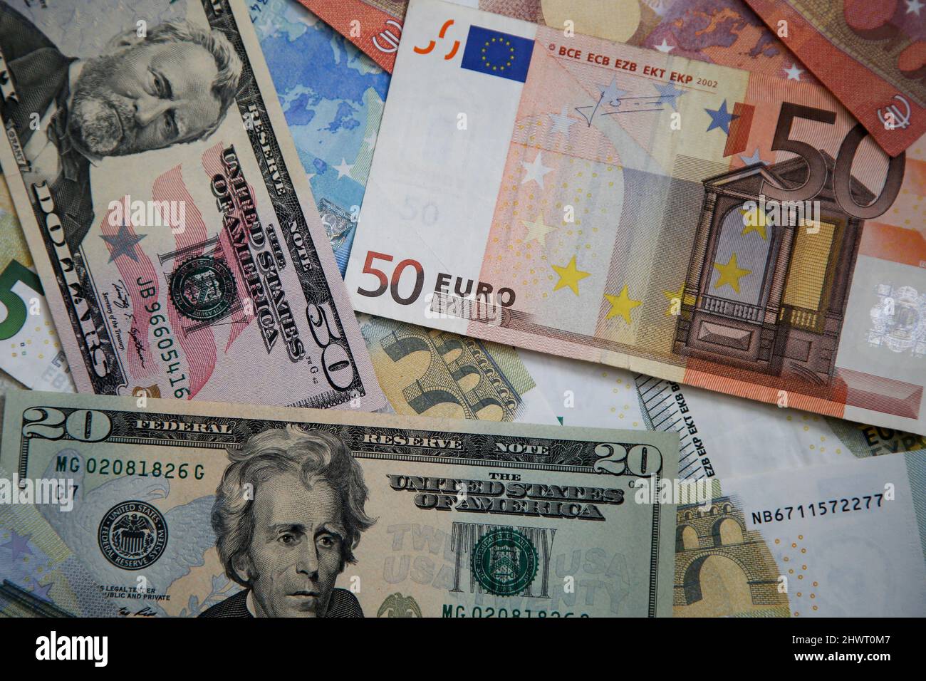 Londra, UK 7 Mar 2022 - in questa illustrazione di foto, una collezione di venti e cinquanta dollari di banconote e cinque e cinquanta euro sono visualizzati. La sterlina britannica ha colpito al suo più basso contro il dollaro dal dicembre 2020 mentre RussiaÕs invasione dell'Ucraina continua. La Banca d'Inghilterra (boe) dovrebbe aumentare i tassi di interesse per un terzo tempo consecutivo più tardi questo mese. Credit Dinendra Haria /Alamy Live News Foto Stock