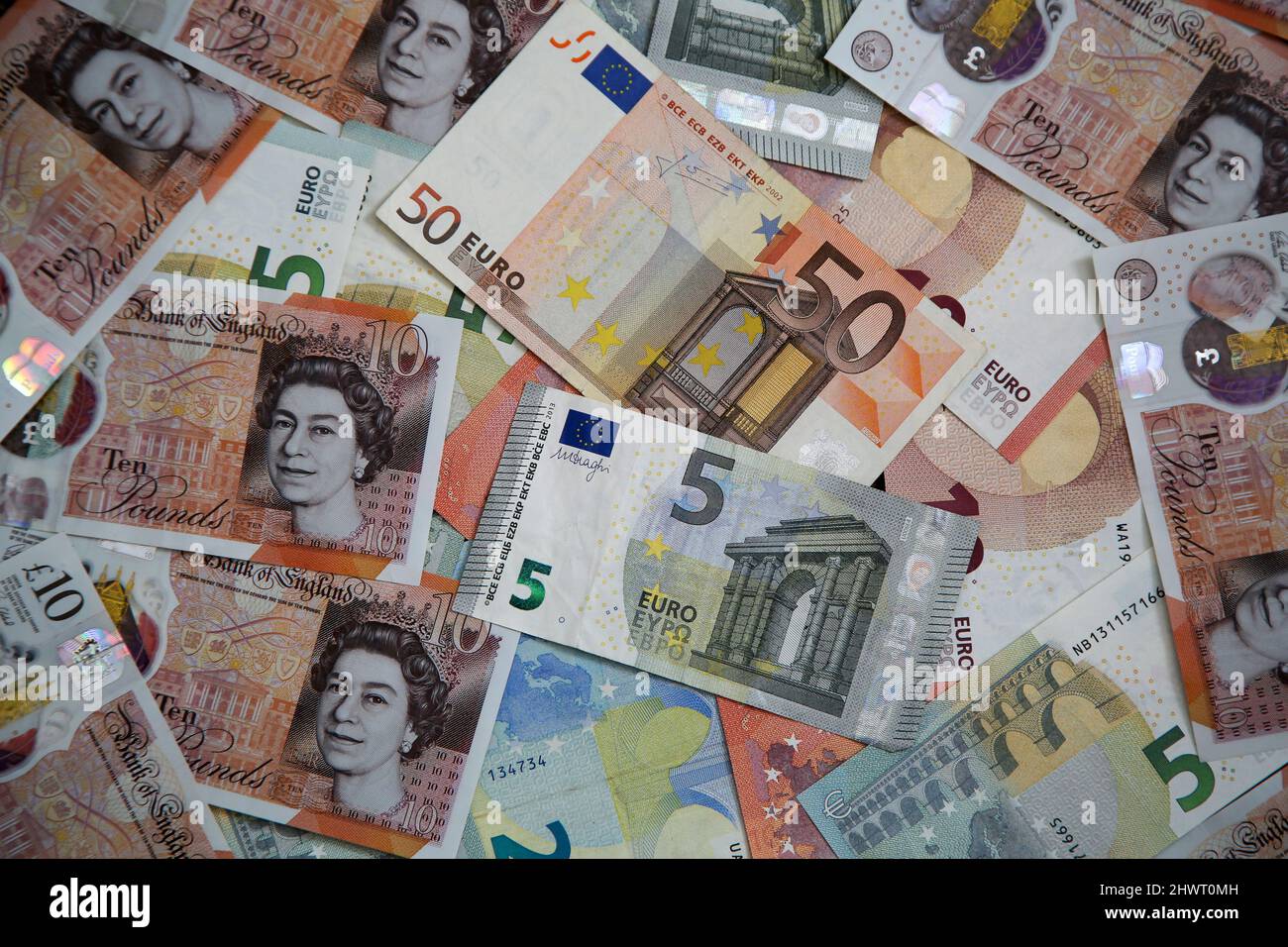Londra, UK 7 Mar 2022 - in questa illustrazione della foto, si vede una collezione di banconote da dieci sterline britanniche e cinque e cinquanta euro. La sterlina britannica ha colpito al suo più basso contro il dollaro dal dicembre 2020 mentre RussiaÕs invasione dell'Ucraina continua. La Banca d'Inghilterra (boe) dovrebbe aumentare i tassi di interesse per un terzo tempo consecutivo più tardi questo mese. Credit Dinendra Haria /Alamy Live News Foto Stock