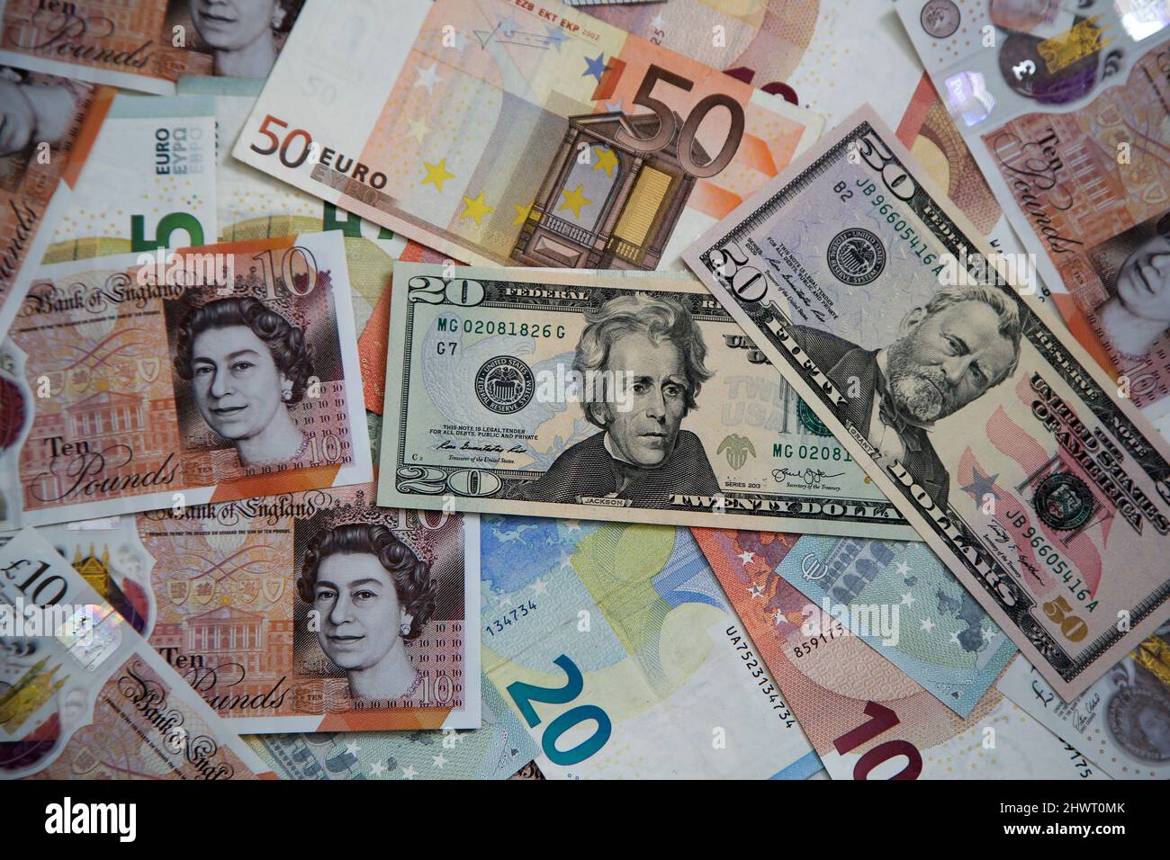 Londra, UK 7 Mar 2022 - in questa illustrazione di foto, una collezione di venti e cinquanta dollari fatture, British dieci sterlina e cinque e cinquanta euro banconote sono visualizzati. La sterlina britannica ha colpito al suo più basso contro il dollaro dal dicembre 2020 mentre RussiaÕs invasione dell'Ucraina continua. La Banca d'Inghilterra (boe) dovrebbe aumentare i tassi di interesse per un terzo tempo consecutivo più tardi questo mese. Credit Dinendra Haria /Alamy Live News Foto Stock