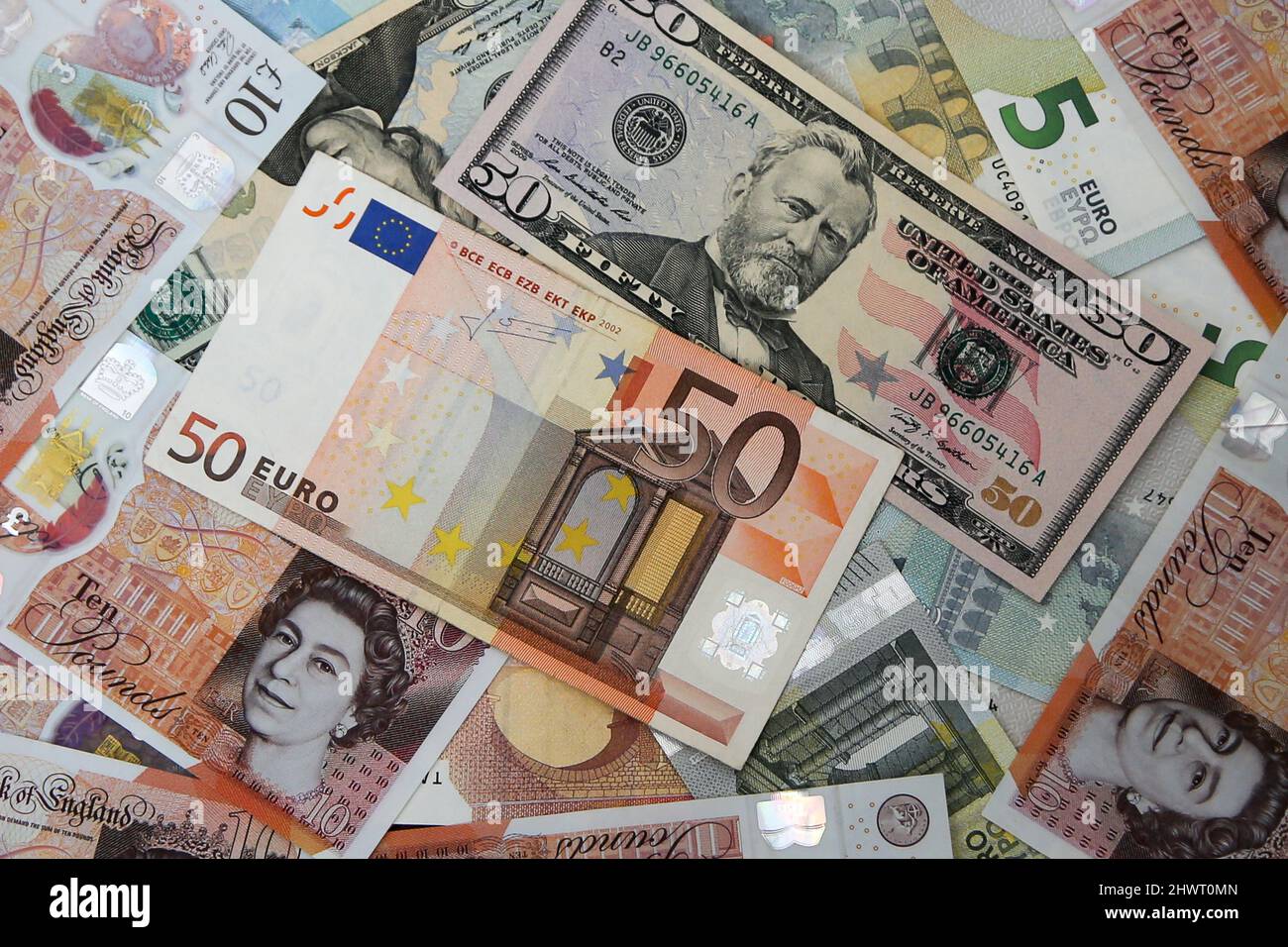 Londra, UK 7 Mar 2022 - in questa illustrazione di foto, una collezione di venti e cinquanta dollari fatture, British dieci sterlina e cinque e cinquanta euro banconote sono visualizzati. La sterlina britannica ha colpito al suo più basso contro il dollaro dal dicembre 2020 mentre RussiaÕs invasione dell'Ucraina continua. La Banca d'Inghilterra (boe) dovrebbe aumentare i tassi di interesse per un terzo tempo consecutivo più tardi questo mese. Credit Dinendra Haria /Alamy Live News Foto Stock