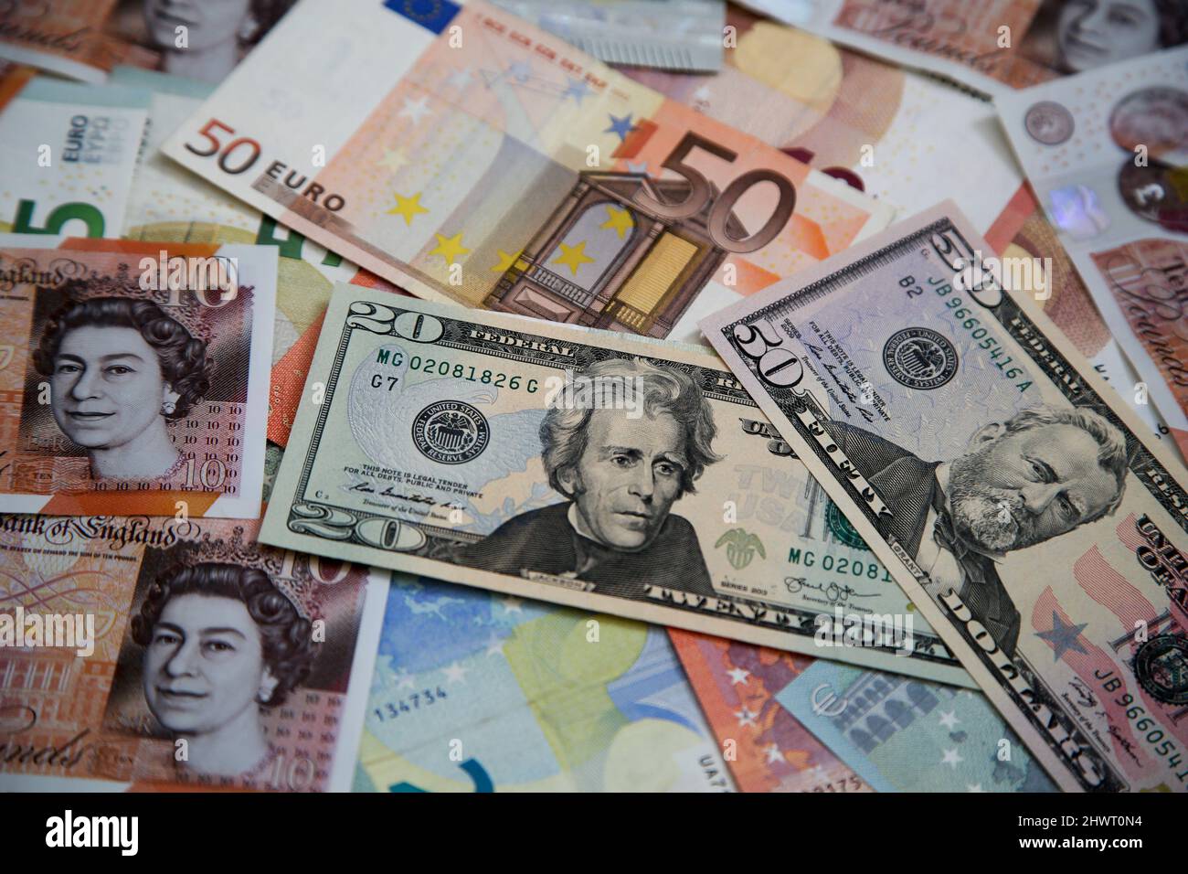 Londra, UK 7 Mar 2022 - in questa illustrazione di foto, una collezione di venti e cinquanta dollari fatture, British dieci sterlina e cinque e cinquanta euro banconote sono visualizzati. La sterlina britannica ha colpito al suo più basso contro il dollaro dal dicembre 2020 mentre RussiaÕs invasione dell'Ucraina continua. La Banca d'Inghilterra (boe) dovrebbe aumentare i tassi di interesse per un terzo tempo consecutivo più tardi questo mese. Credit Dinendra Haria /Alamy Live News Foto Stock