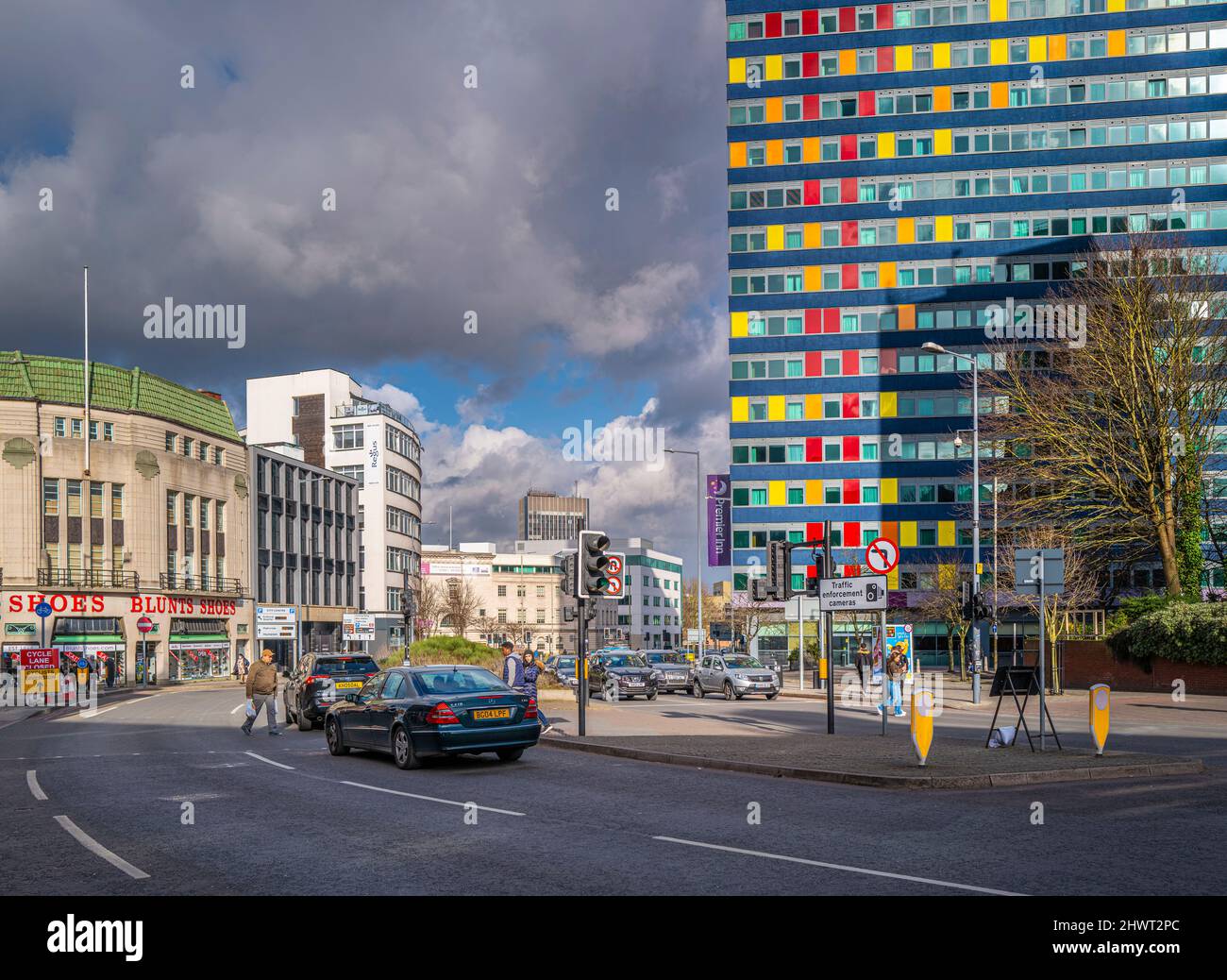 Colori vivaci in un centro città. Foto Stock