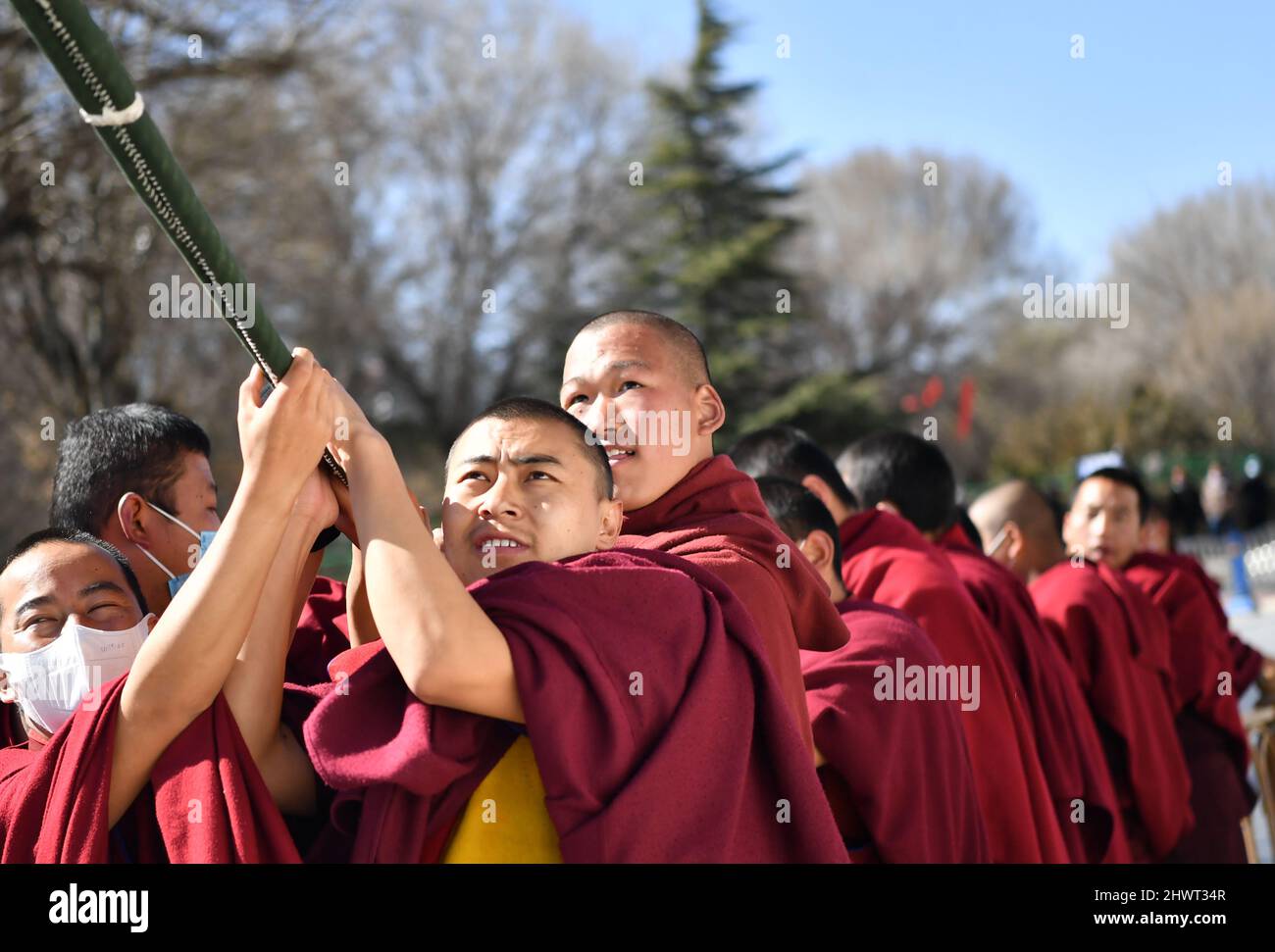 Xigaze. 7th Mar 2022. I monaci hanno allestito un palo avvolto con bandiere di preghiera durante un evento cerimoniale al Monastero di Tashilumpo nella città di Xigaze, nella regione autonoma del Tibet, nella Cina sudoccidentale, il 7 marzo 2022. Lunedì si è tenuto un evento cerimoniale presso il monastero. Credit: Chogo/Xinhua/Alamy Live News Foto Stock