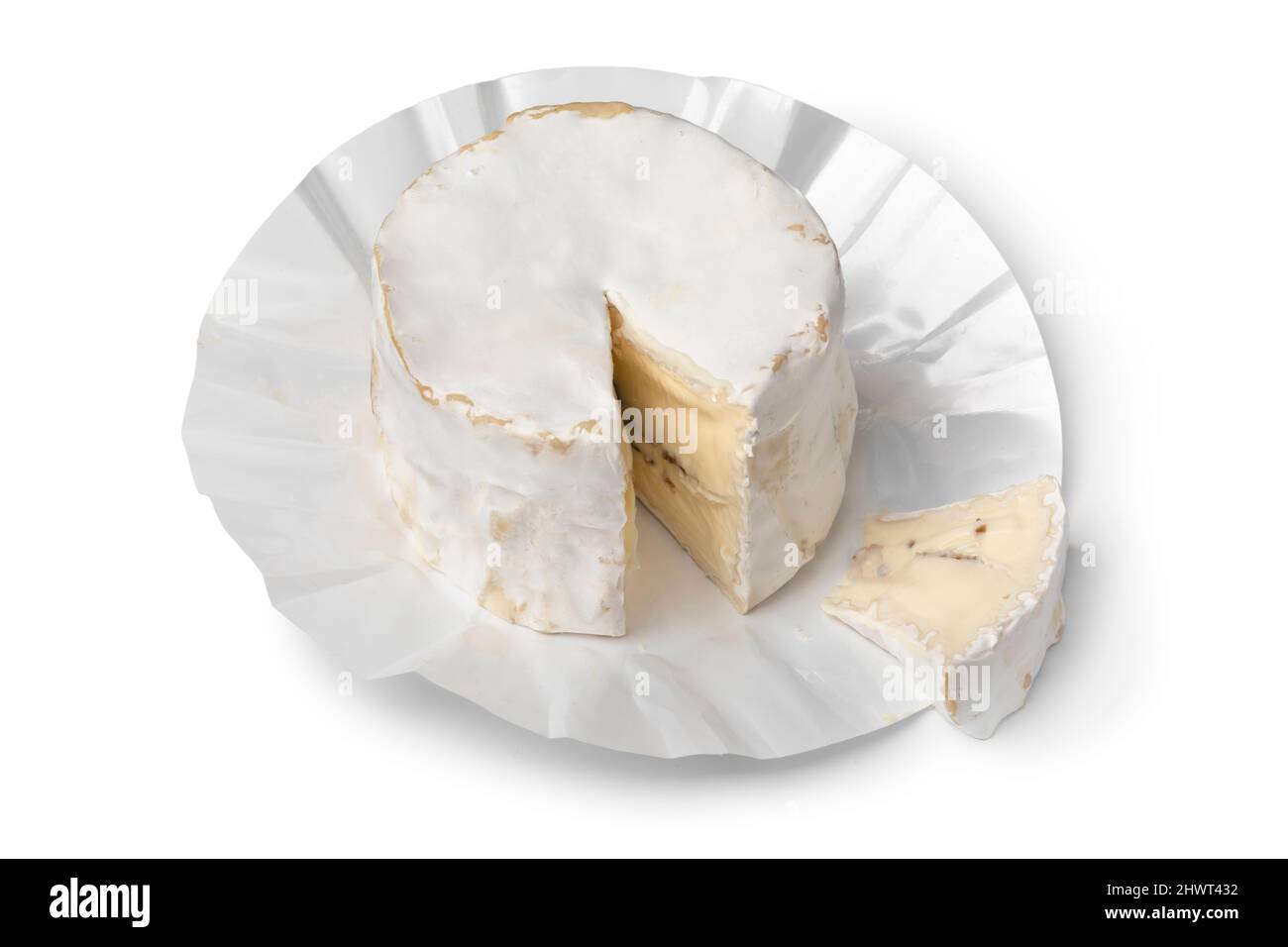 Formaggio di capra francese ripieno di tartufo e un pezzo isolato su sfondo bianco Foto Stock