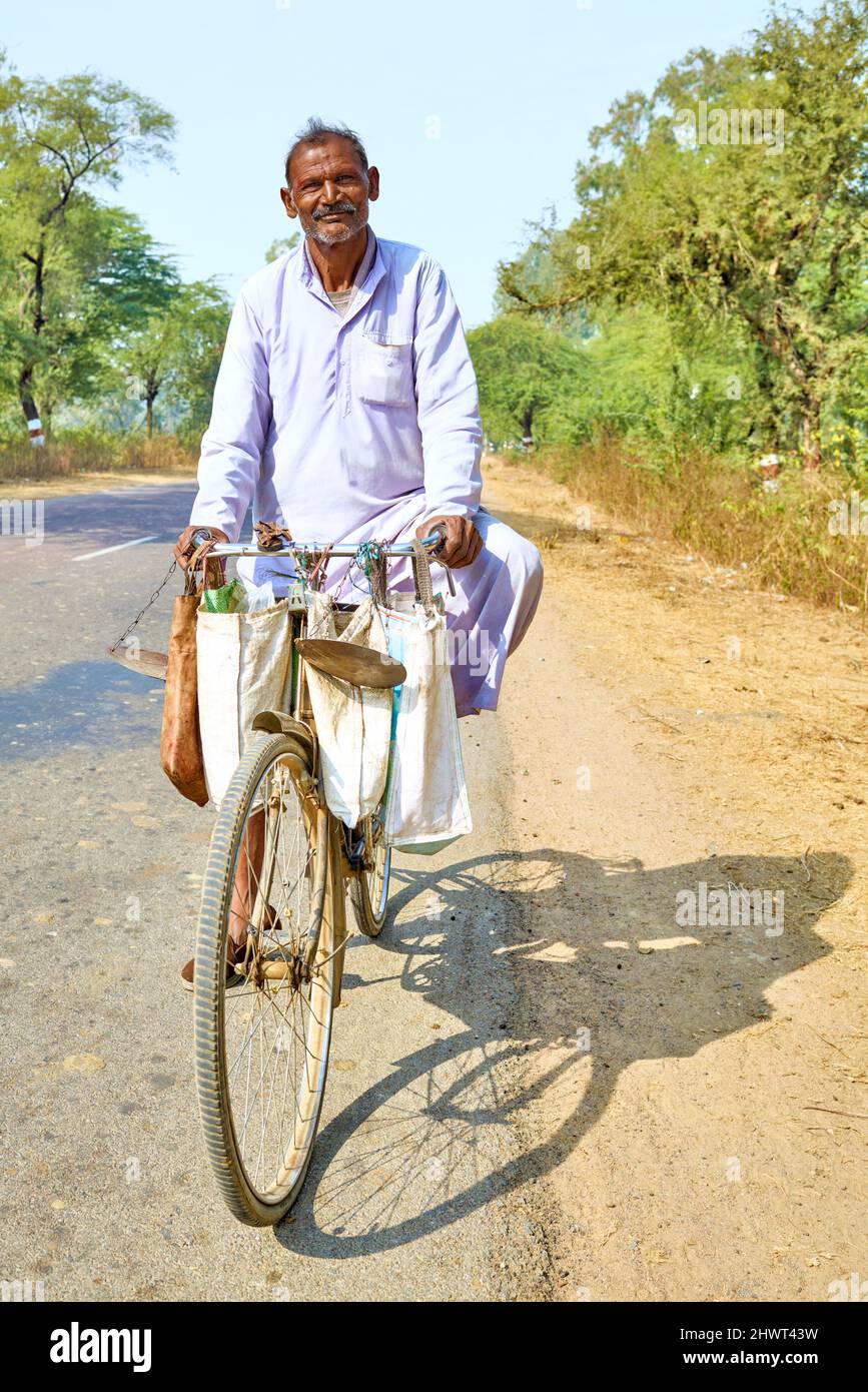 India Madhya Pradesh Orchha. Uomo che va in bicicletta Foto Stock