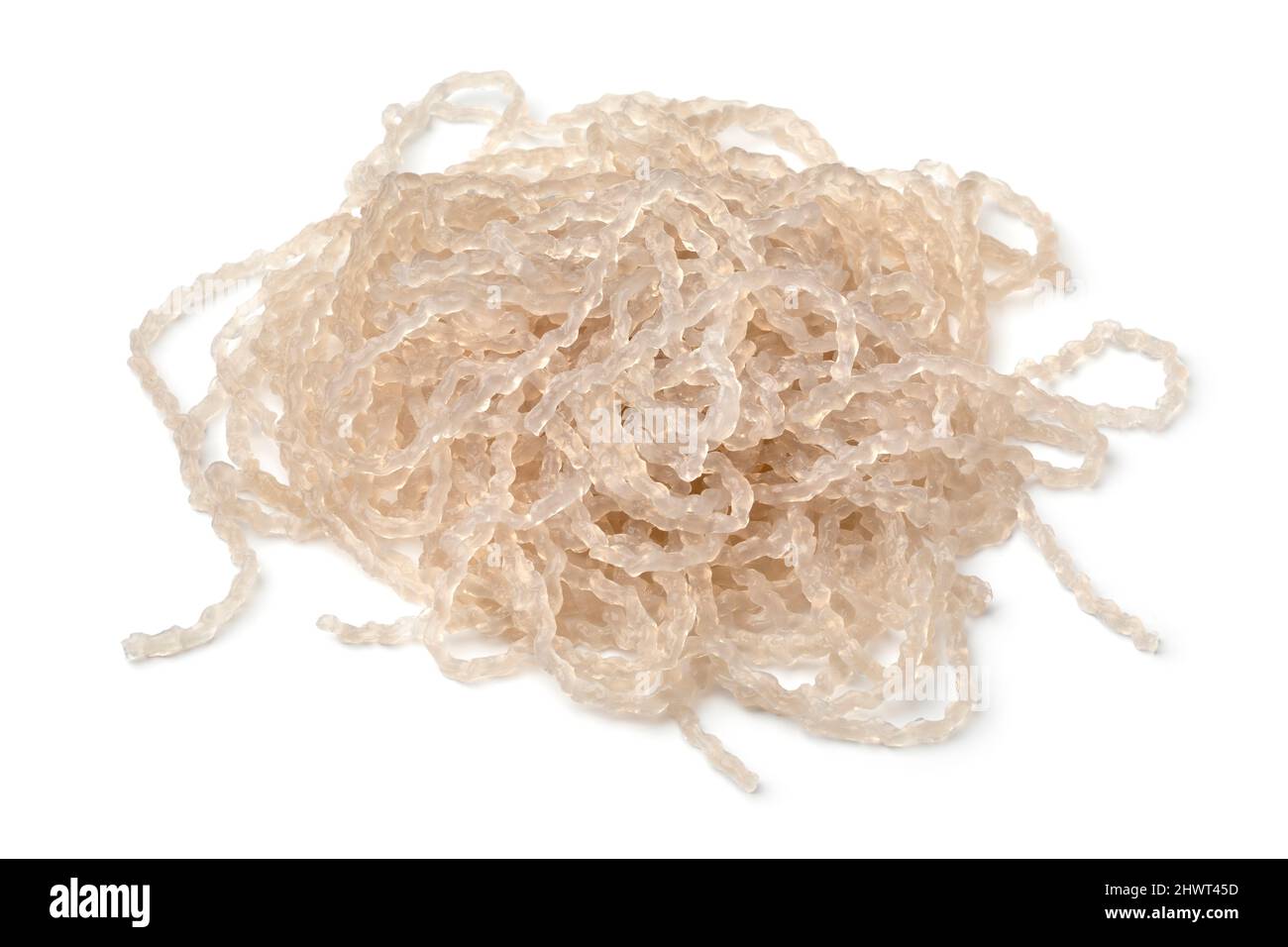 Un mucchio di noodle di patate dolci coreane cotte si avvicina isolato su sfondo bianco Foto Stock