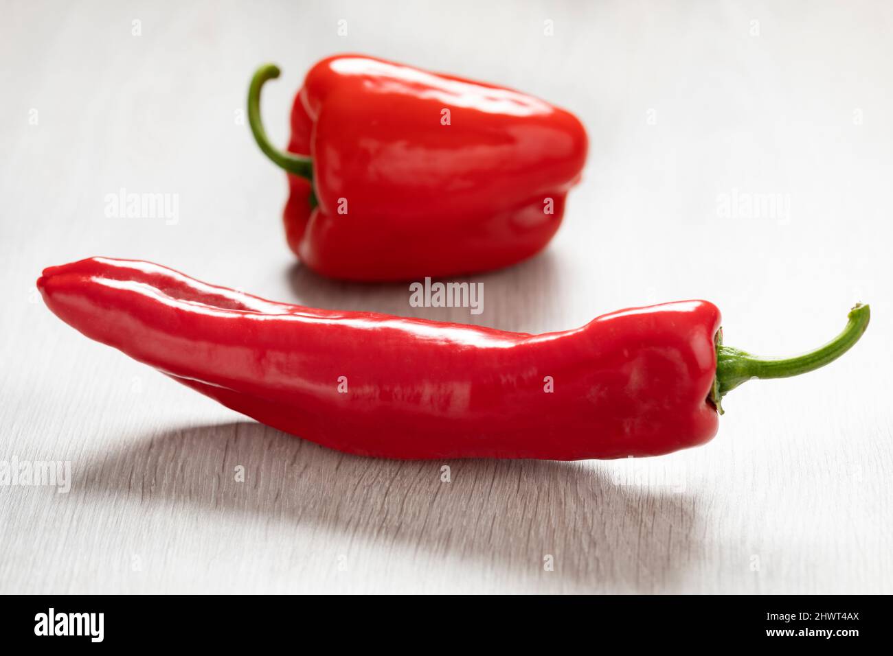 Peperone rosso crudo e fresco e peperone a punta da vicino Foto Stock