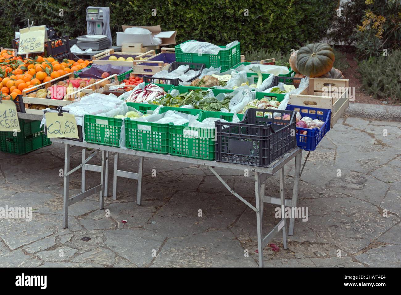 Verdure e frutta biologiche mercato dei piccoli agricoltori in via Italia Foto Stock