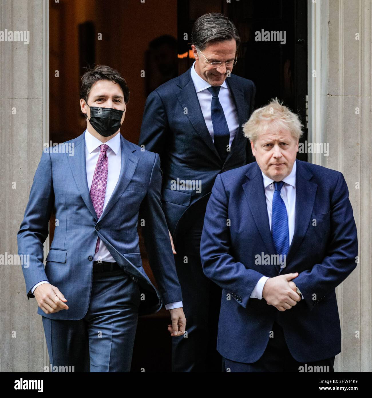 Londra, Regno Unito. 07th Mar 2022. Justin Trudeau arriva ed è accolto da Boris Johnson. Mark Rutte arriva ed è accolto da Boris Johnson. Il primo ministro britannico Boris Johnson saluta prima il PM olandese Mark Rutte, poi il Premier canadese Justin Trudeau, e incontra entrambi a 10 Downing Street prima che tutti e tre posino per una foto e partano per una conferenza stampa. Credit: Imagplotter/Alamy Live News Foto Stock